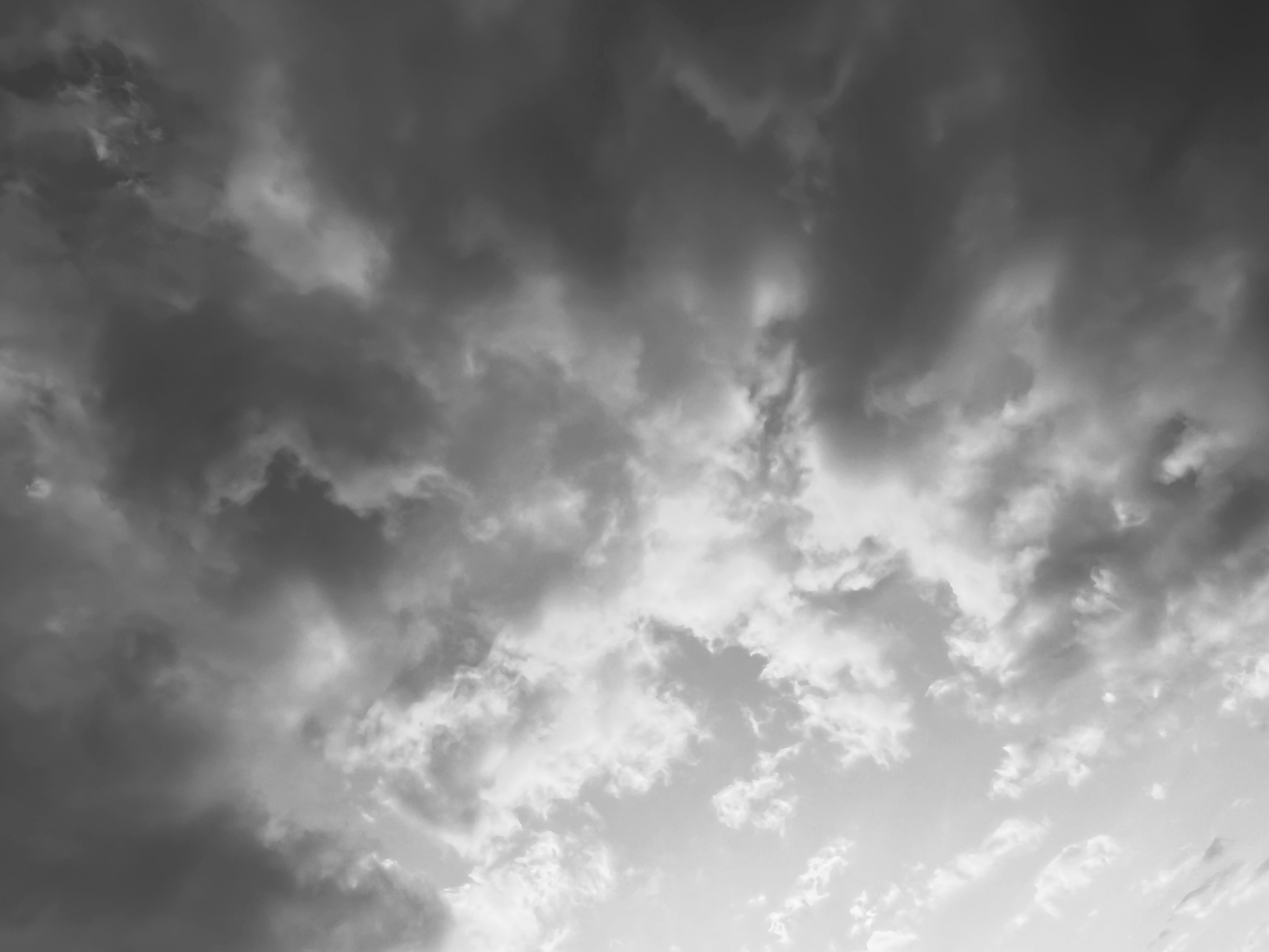 Schwarze und weiße Wolken in einem dramatischen Himmel