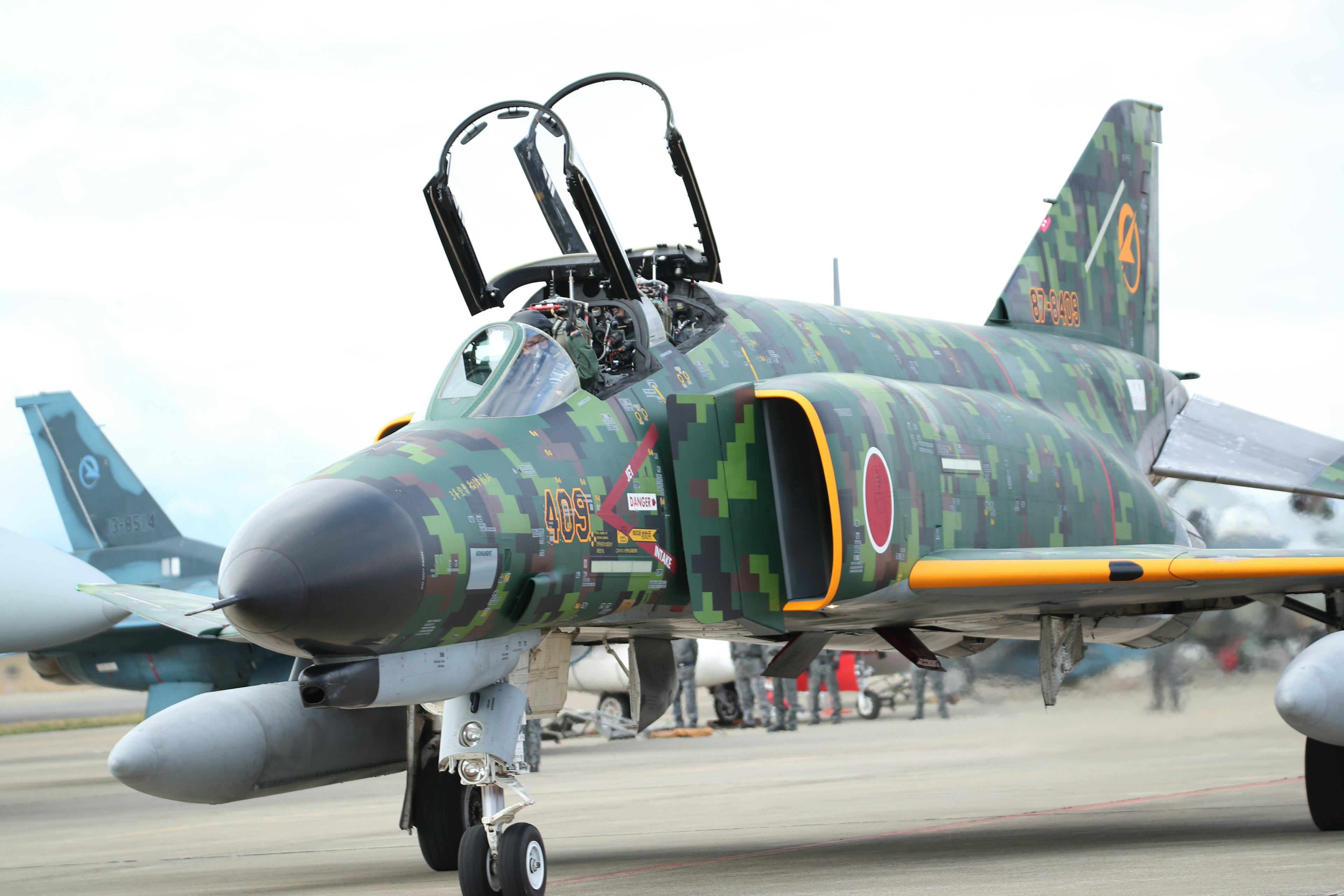 Imagen de un avión F-4 Phantom japonés con pintura de camuflaje distintiva