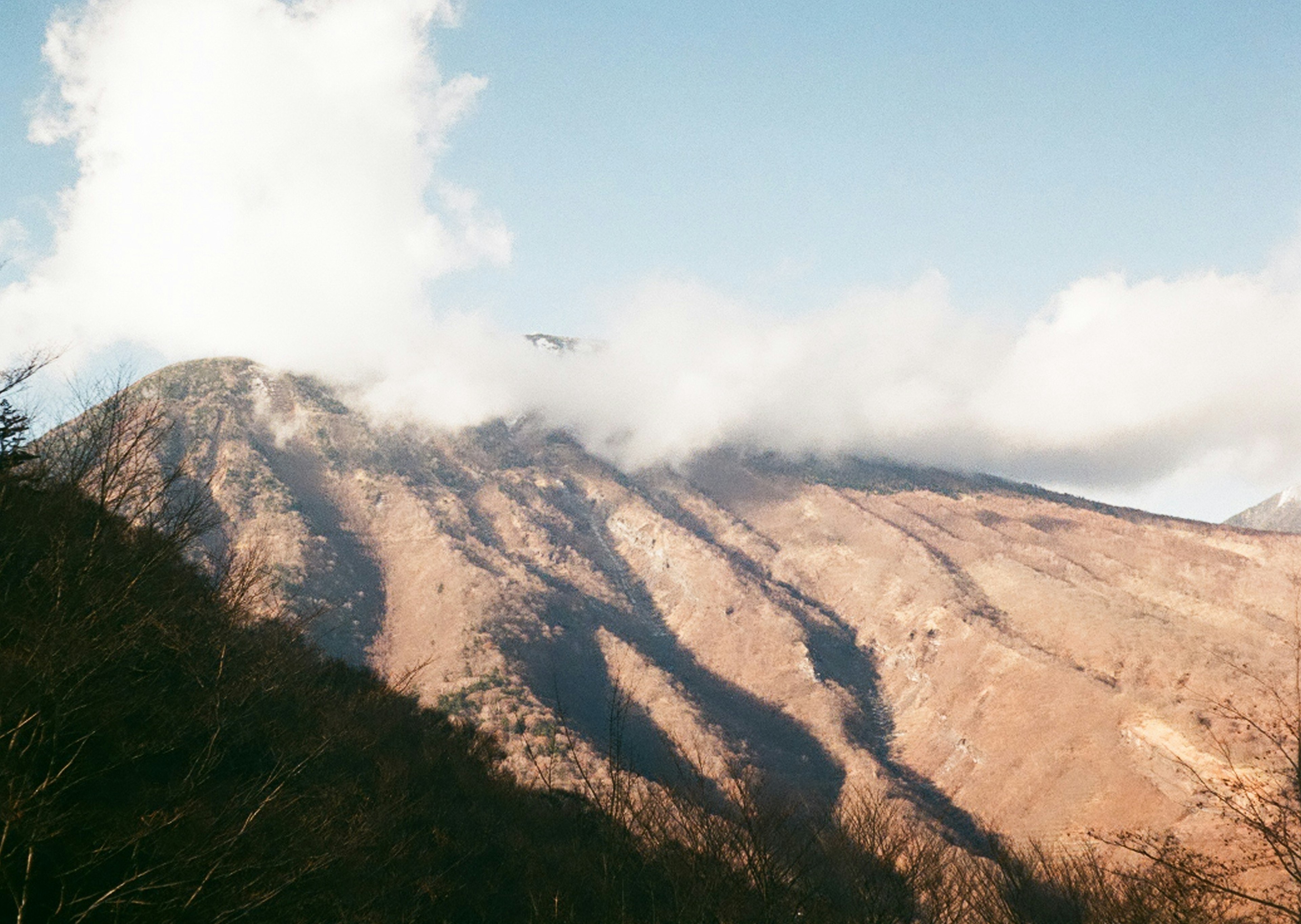 山の風景に雲がかかる