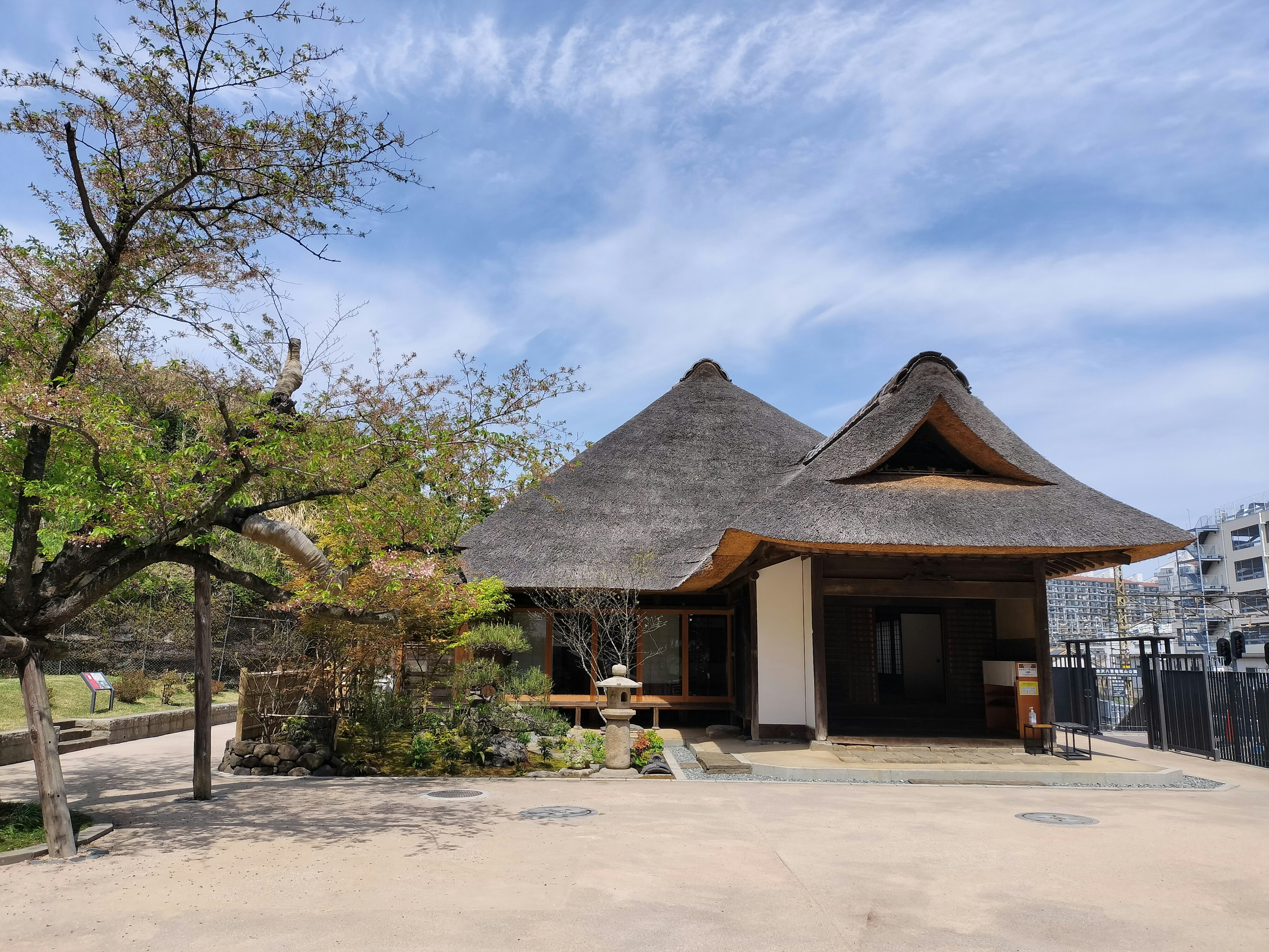 Bâtiment japonais traditionnel entouré de nature et d'arbres