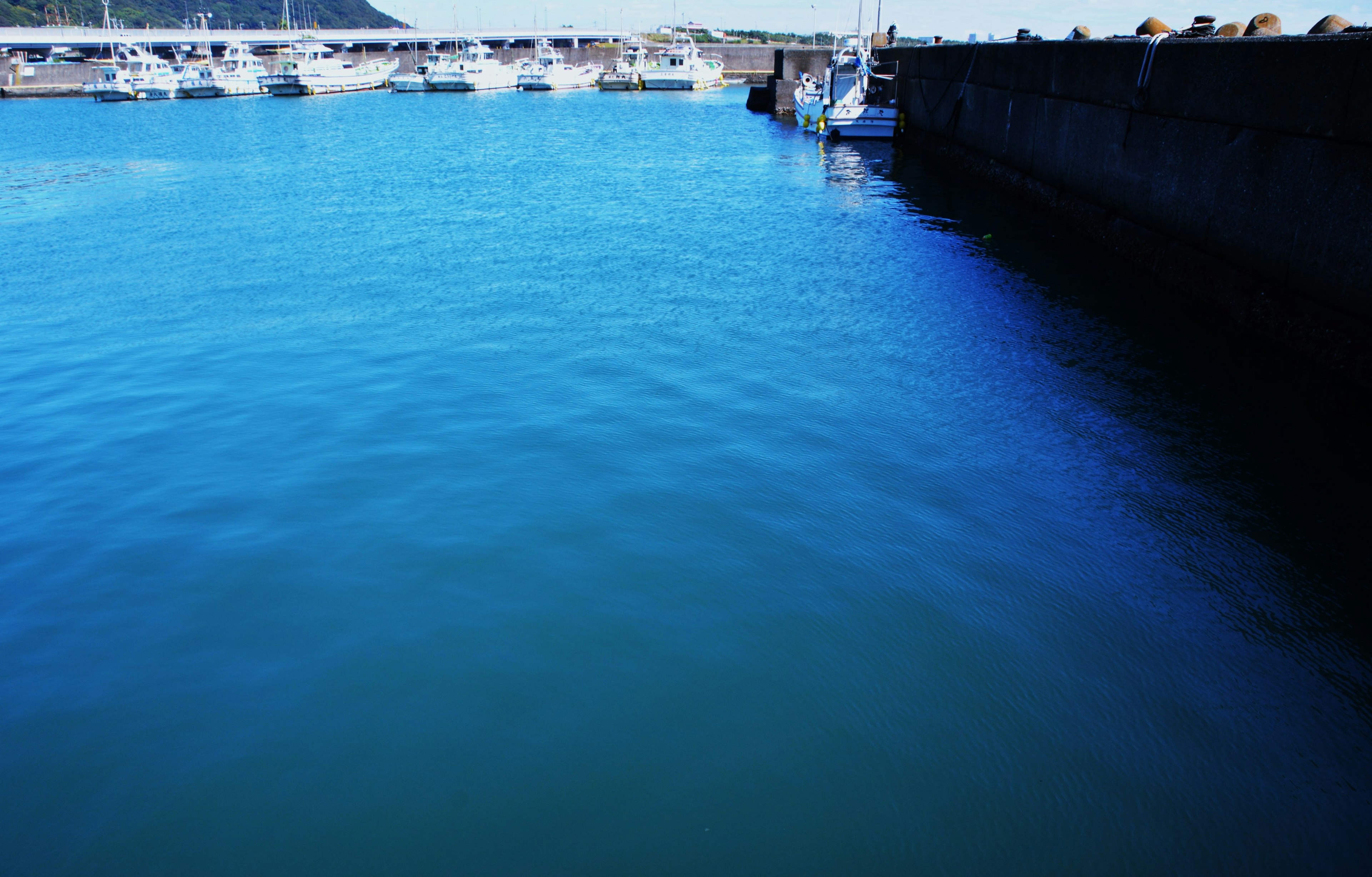 Blick auf einen Hafen mit blauem Wasser und einem Pier