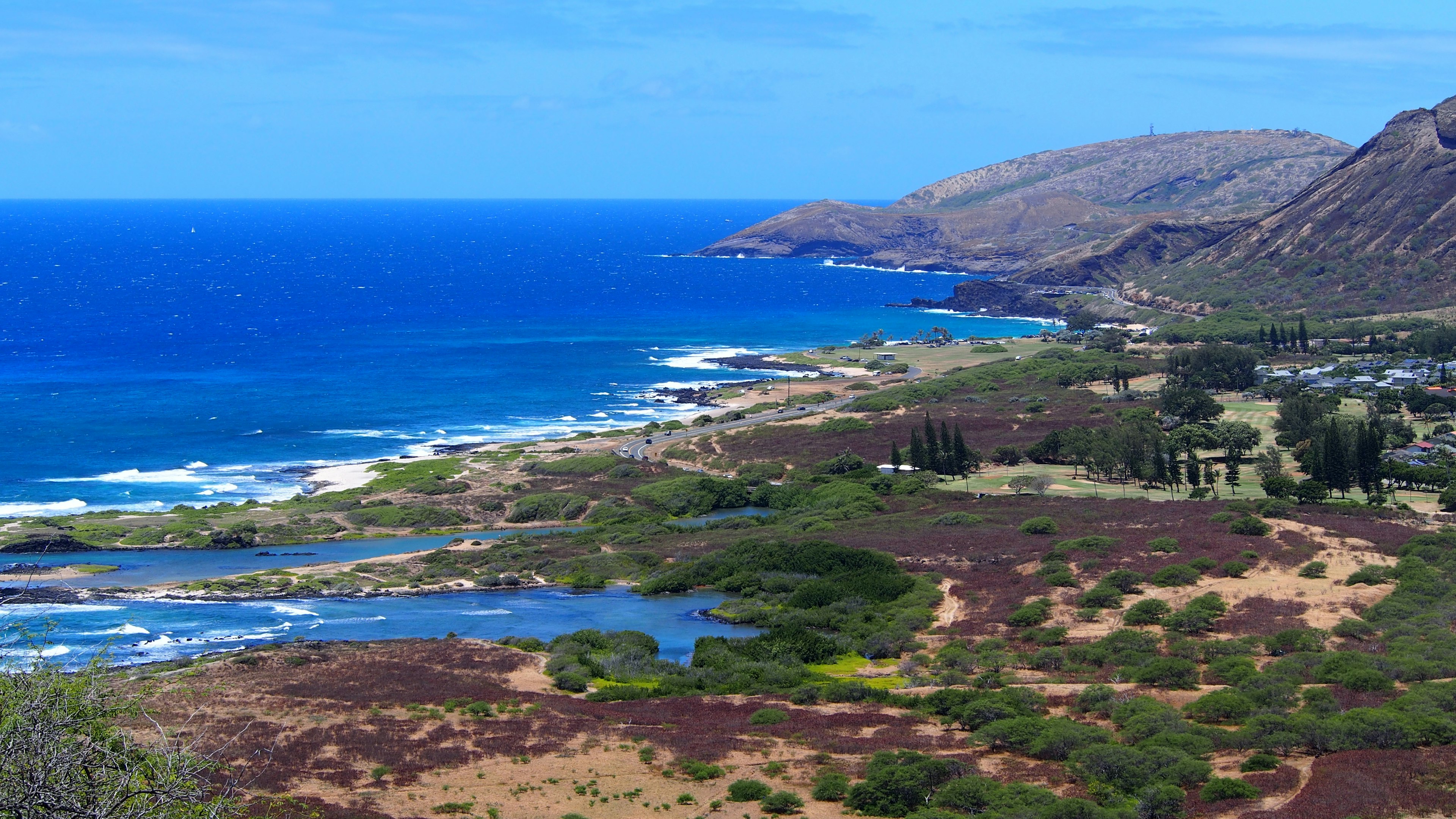 Paisaje costero pintoresco con océano azul y colinas ondulantes