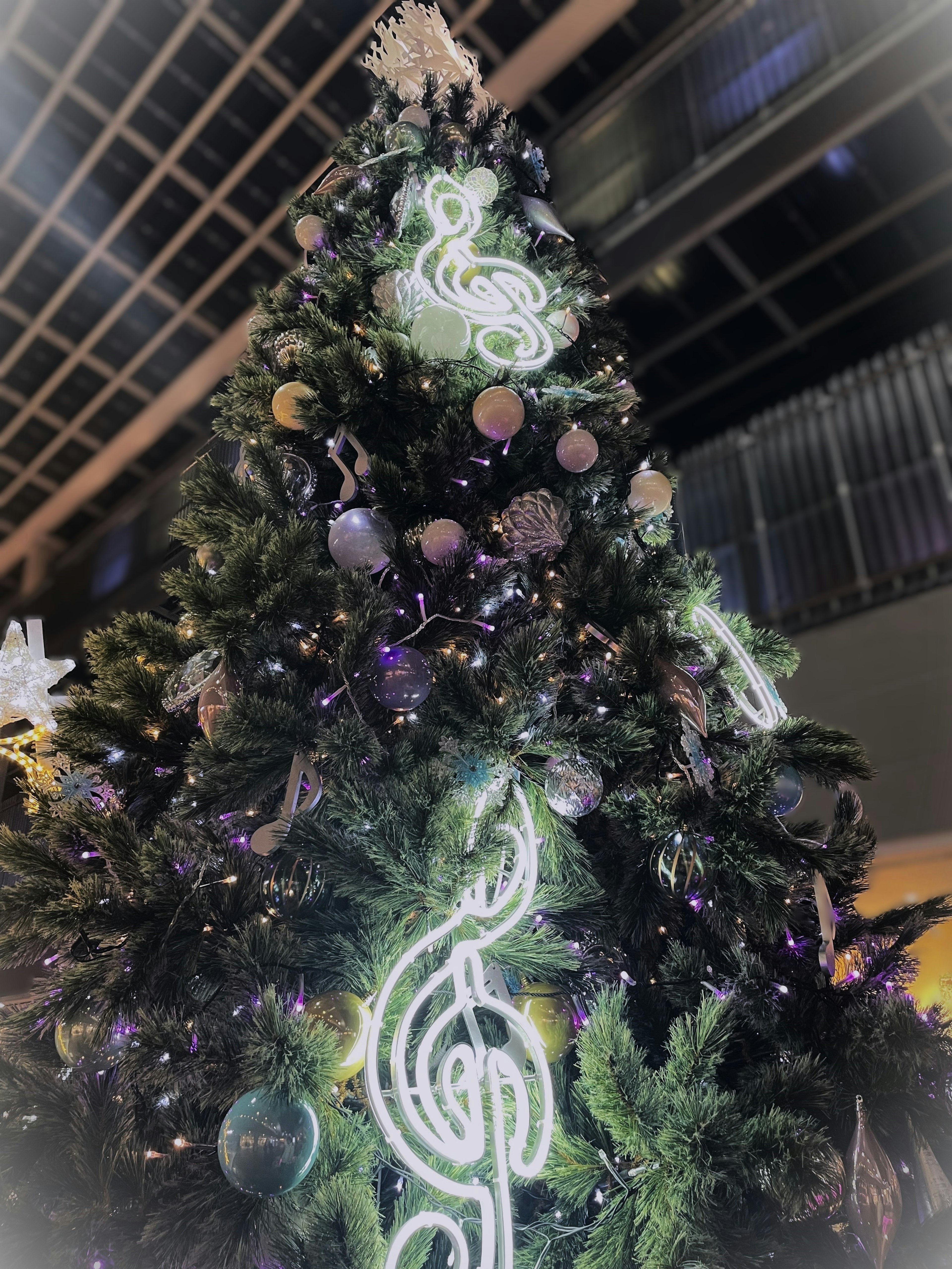 Árbol de Navidad decorado con notas musicales y adornos