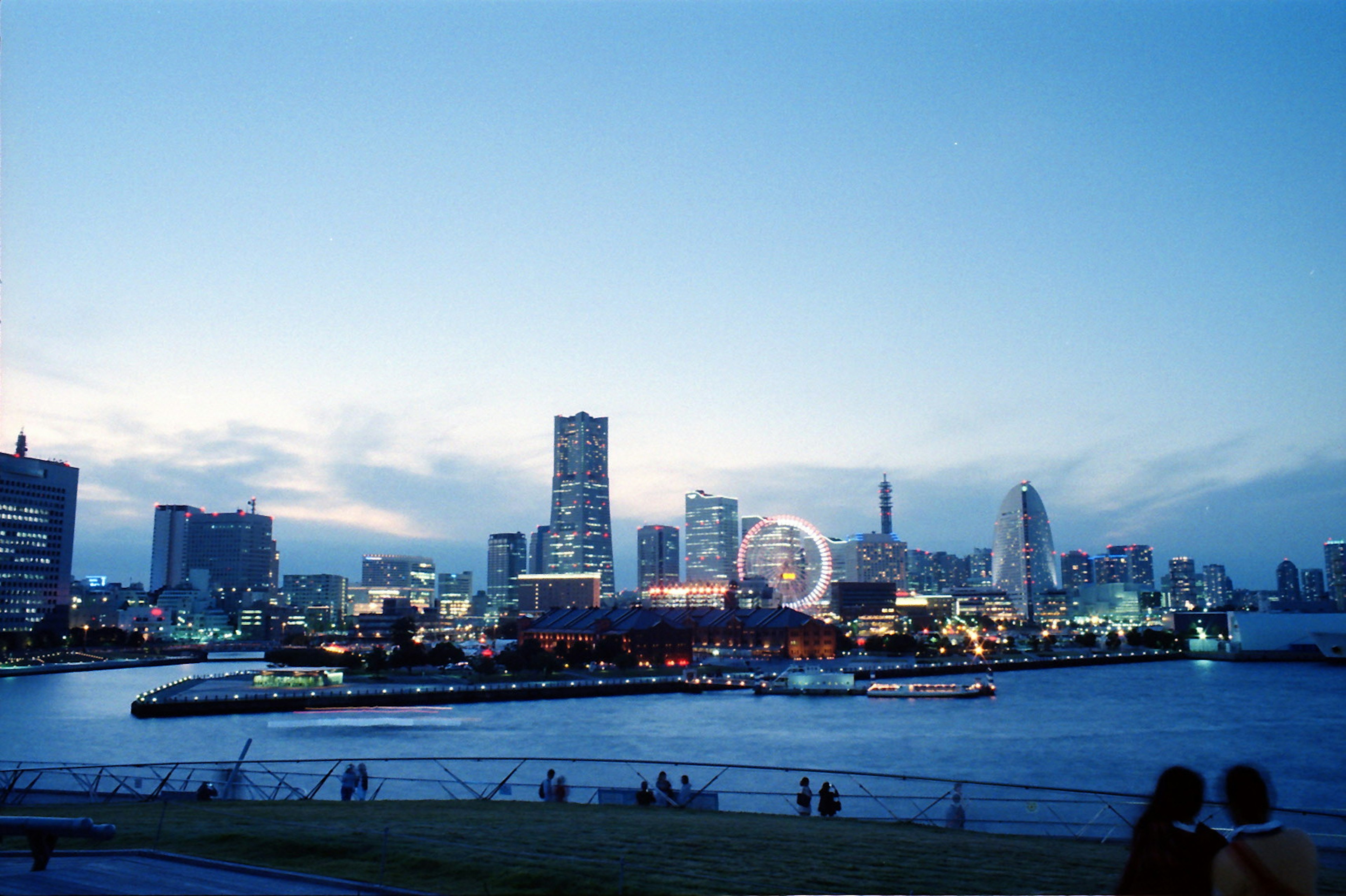 Schöne Skyline von Yokohama in der Dämmerung mit einem Riesenrad