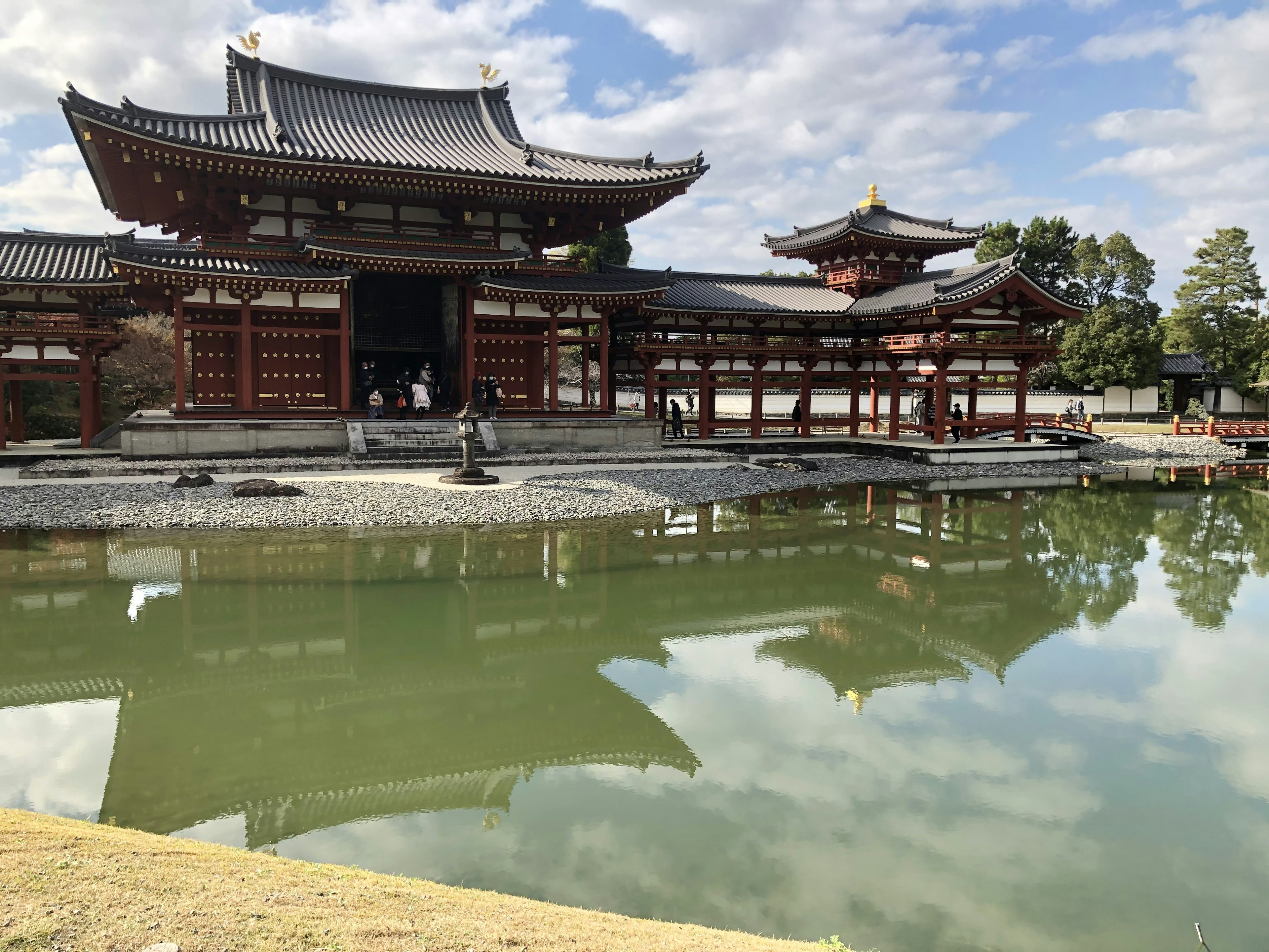 Kuil Jepang yang indah dengan kolam dan pantulan