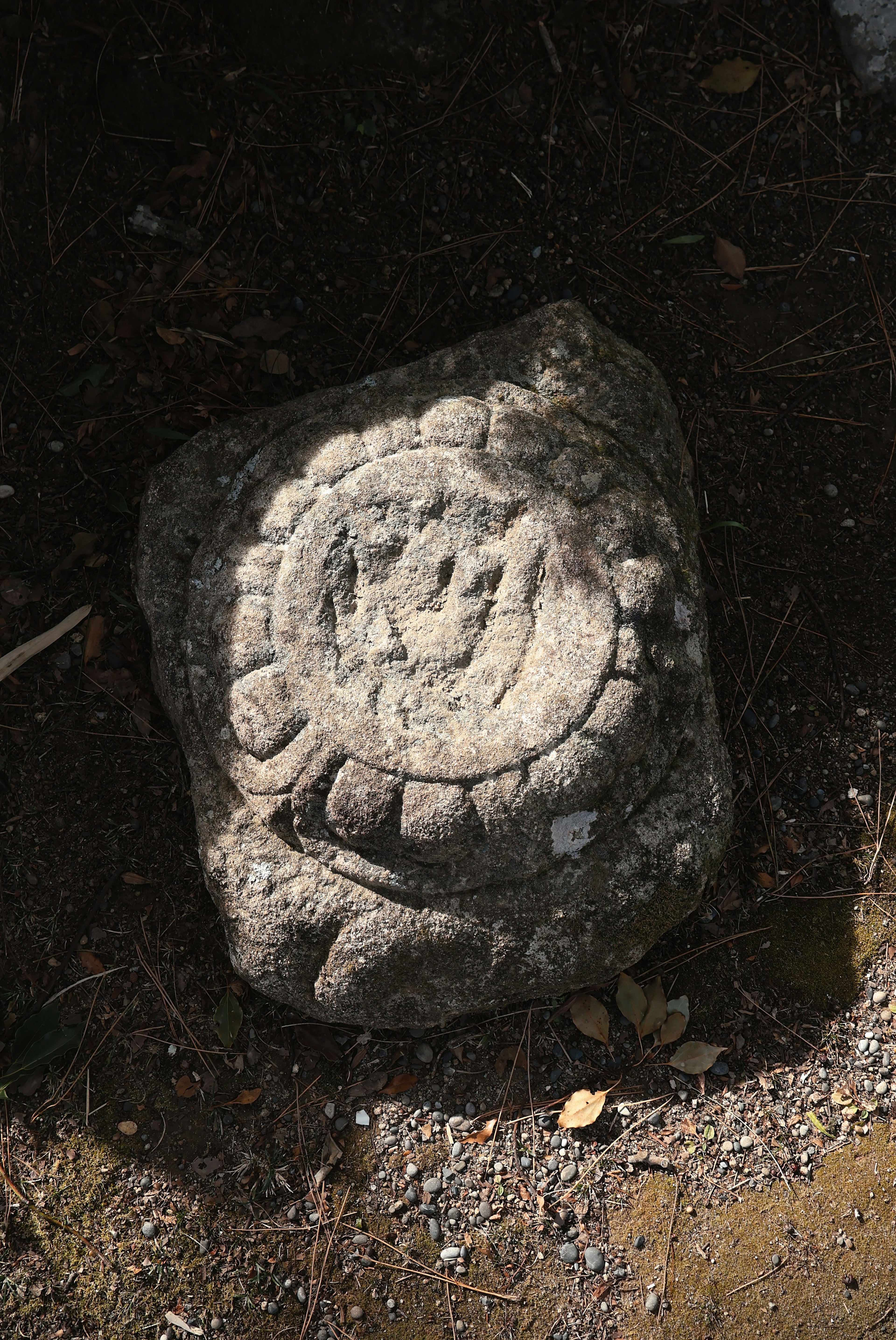 Una piedra antigua tallada en el suelo