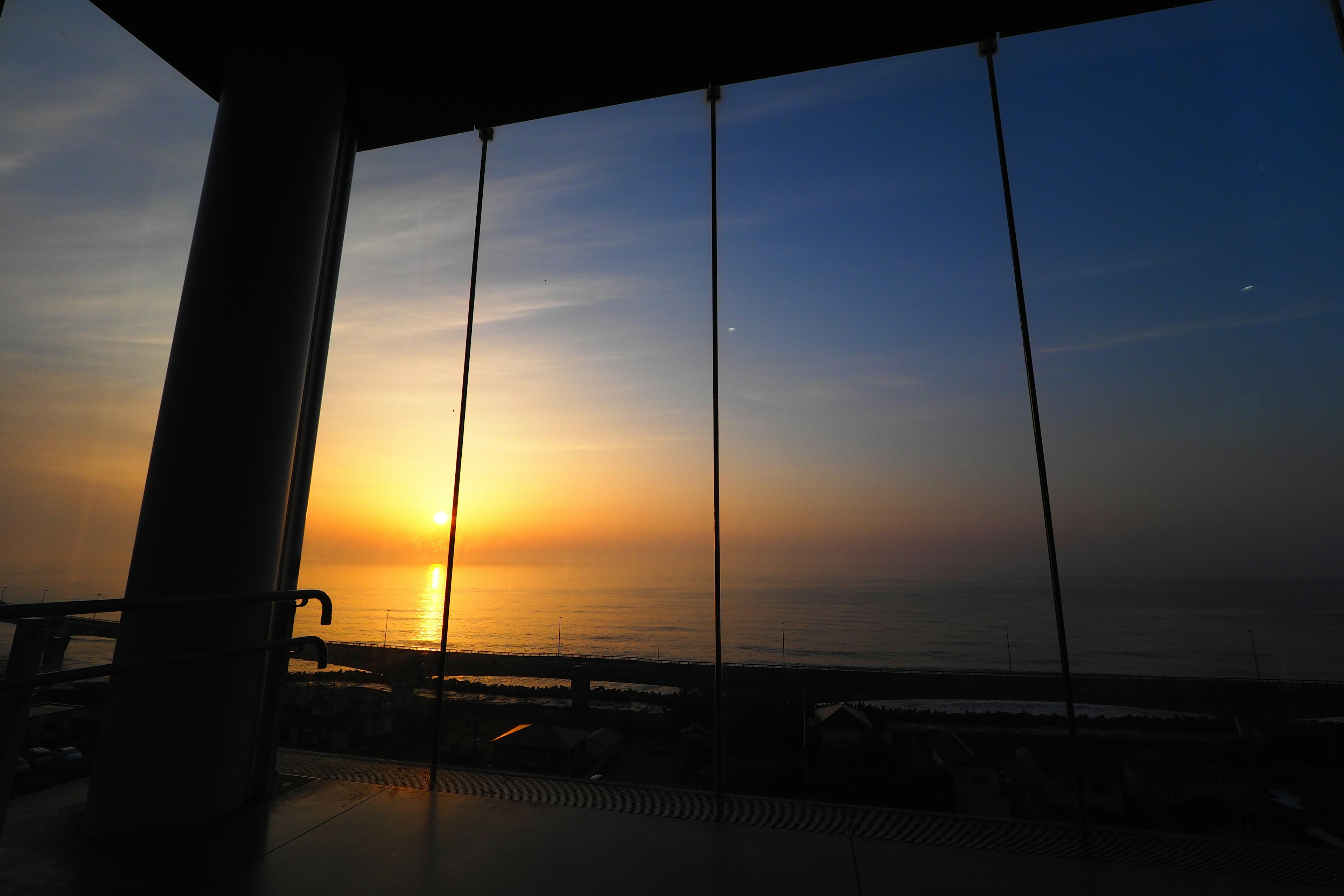 Hermosa vista del atardecer sobre el mar desde una ventana