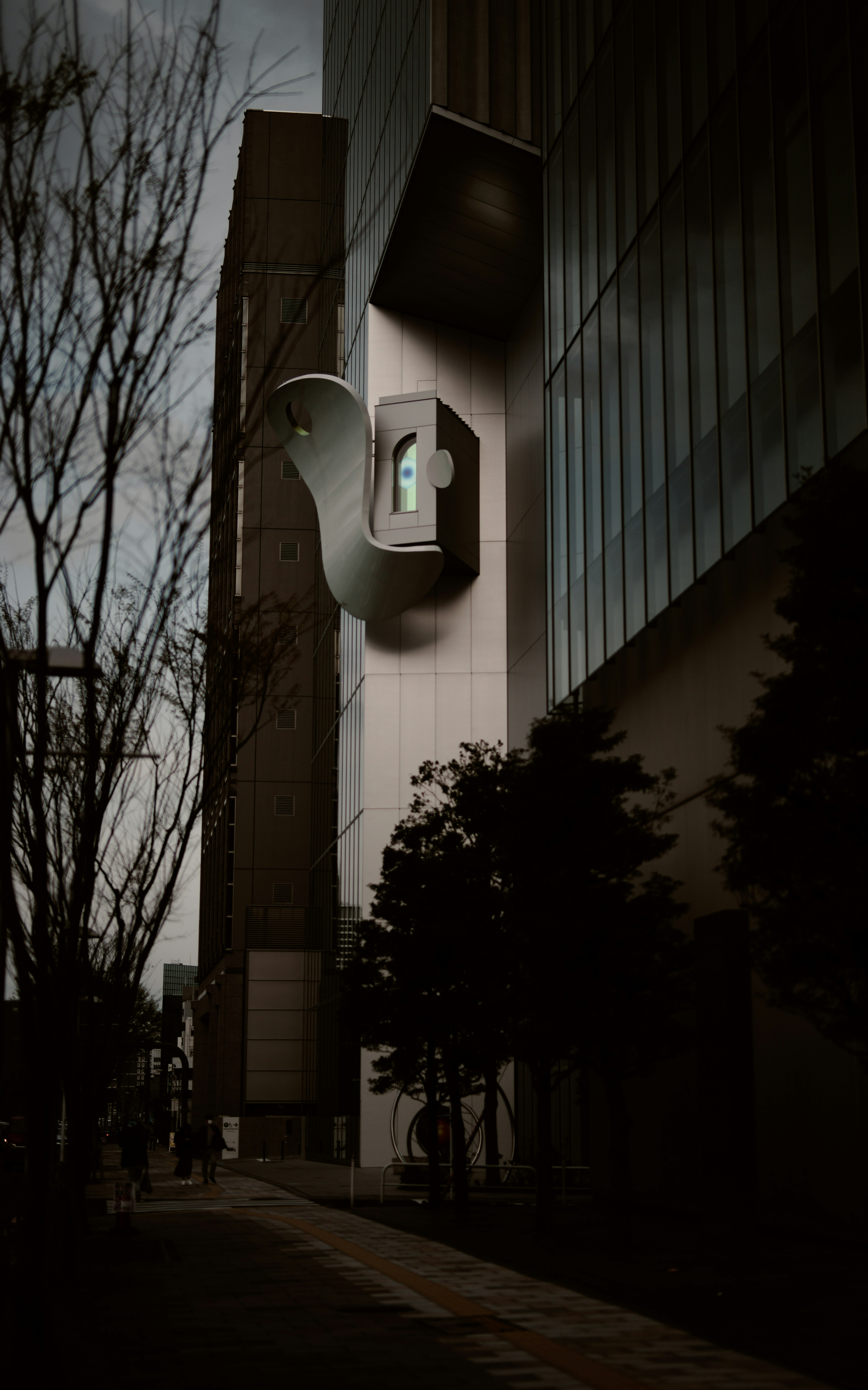 Extérieur de bâtiment unique avec un design frappant sur fond sombre
