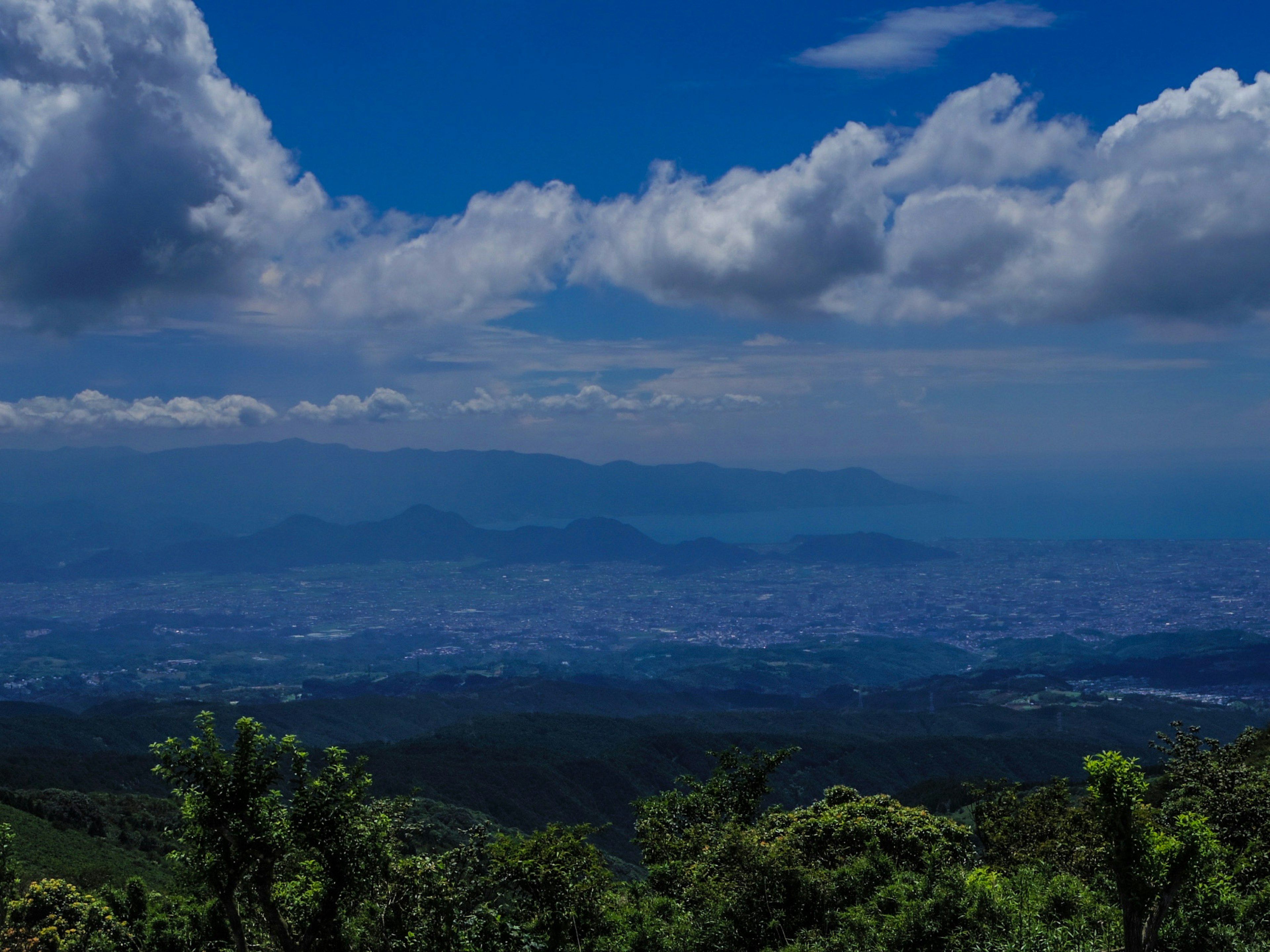 Aussicht auf Berge und Stadt unter einem blauen Himmel mit Wolken