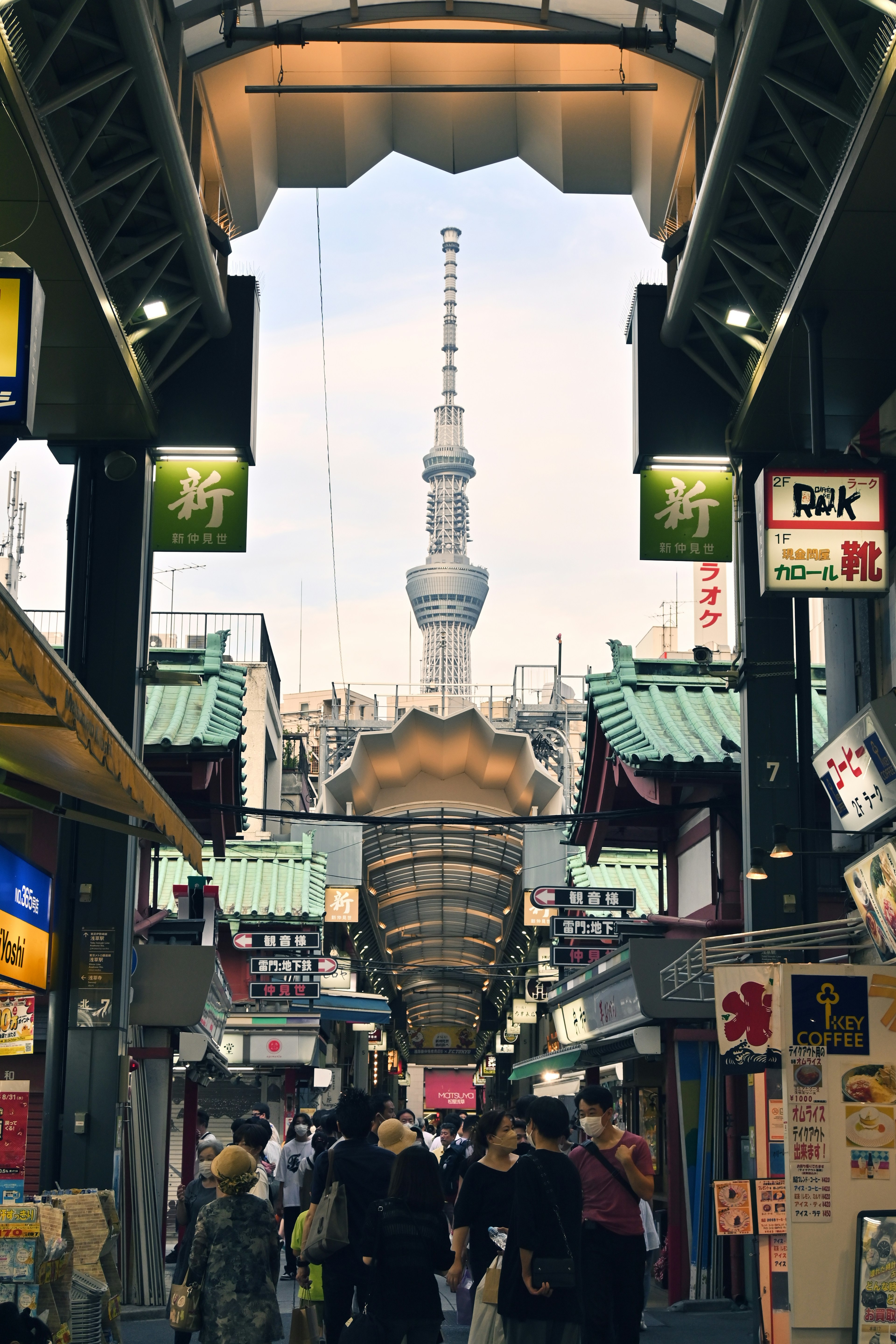 Tokyo Skytree nhìn thấy từ đường Nakamise ở Asakusa với các cửa hàng nhộn nhịp