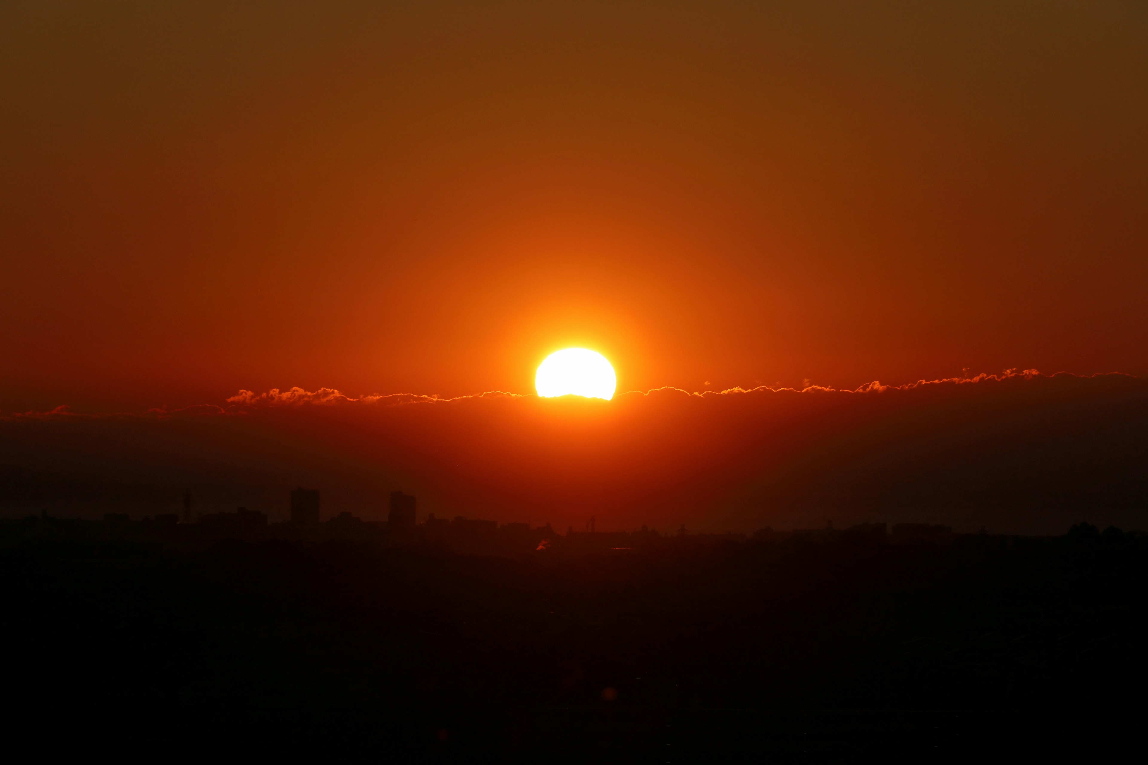 Un hermoso atardecer levantándose sobre el horizonte