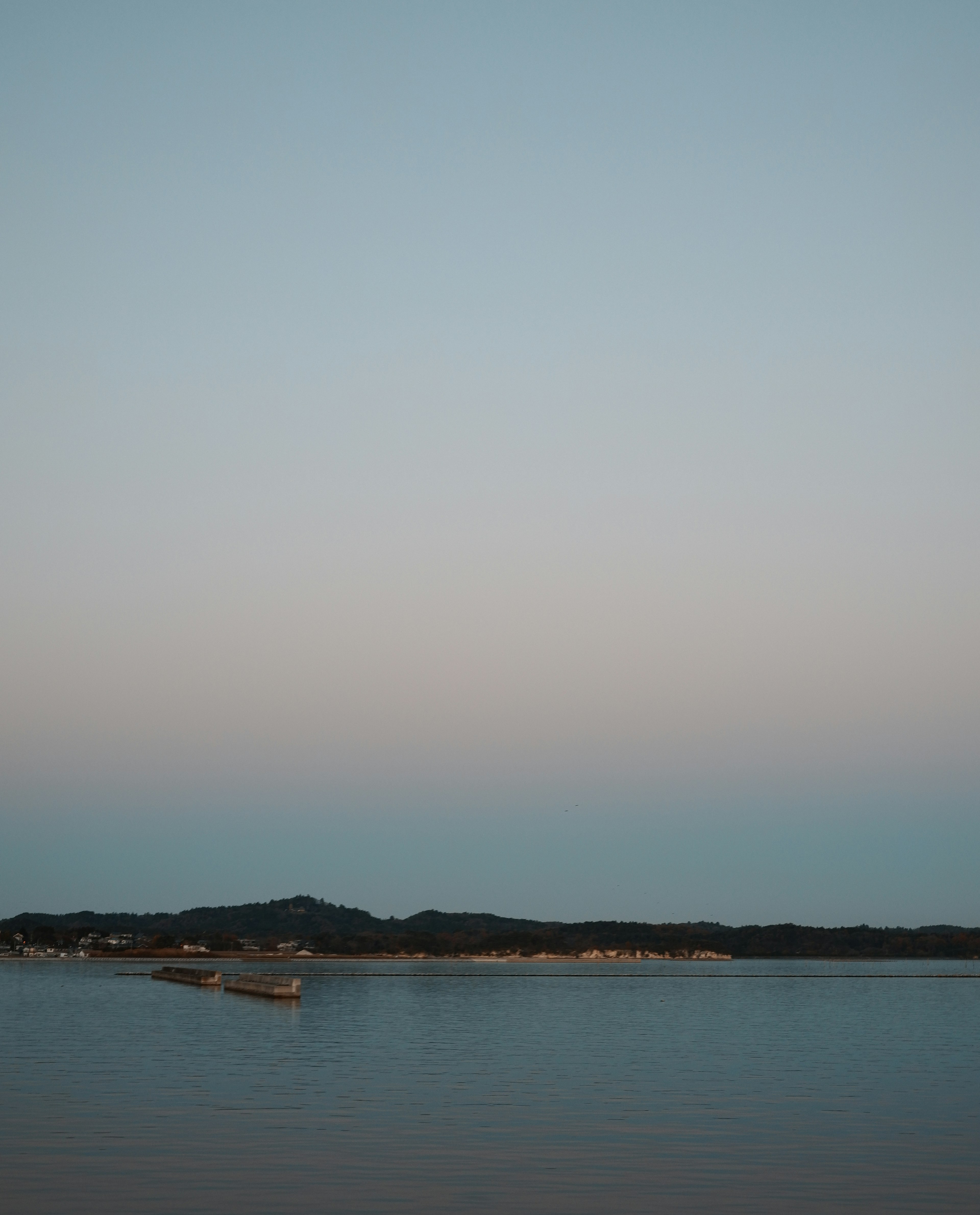 Superficie d'acqua calma e vista del cielo sereno