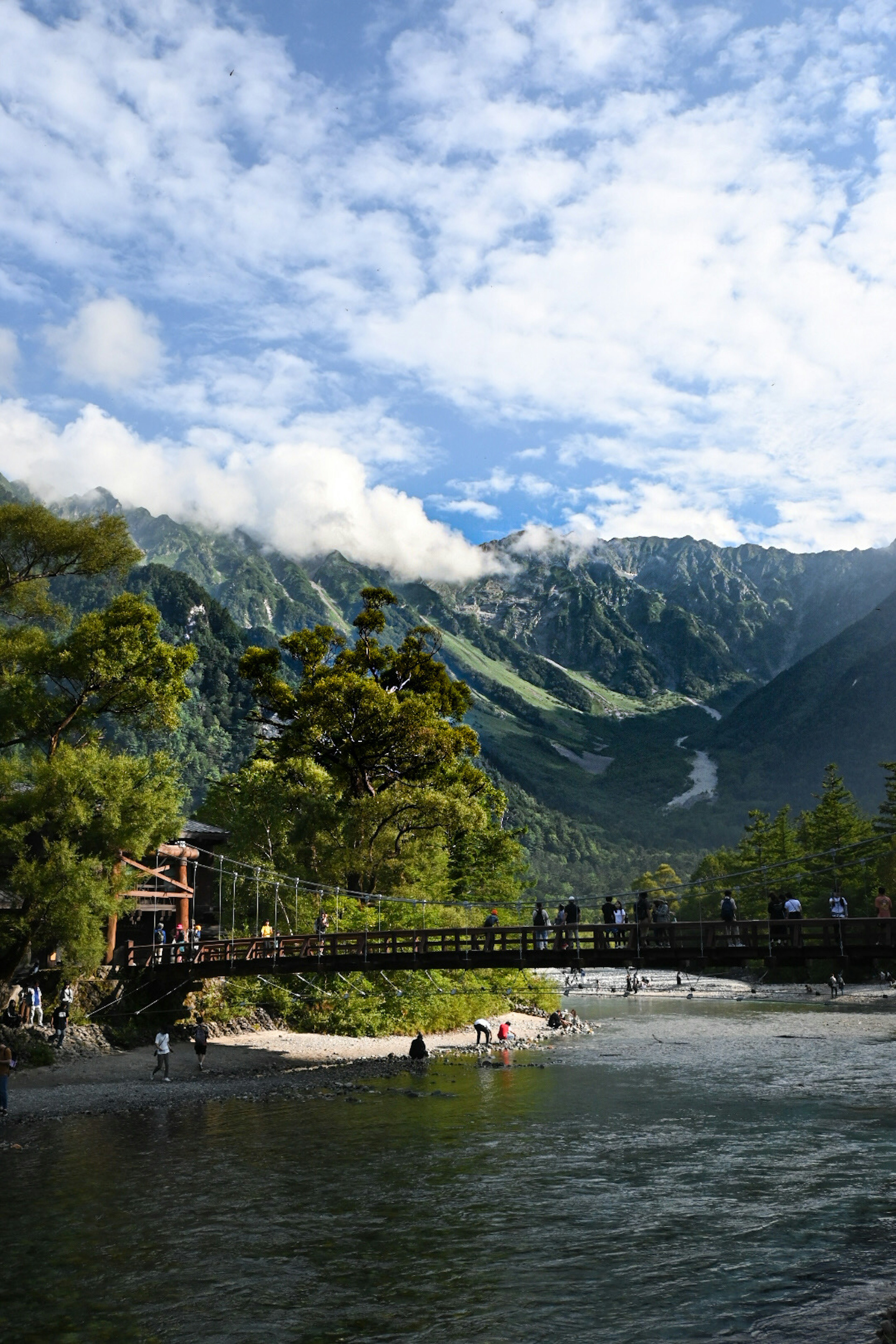 Vue panoramique des montagnes et de la rivière avec un pont en bois