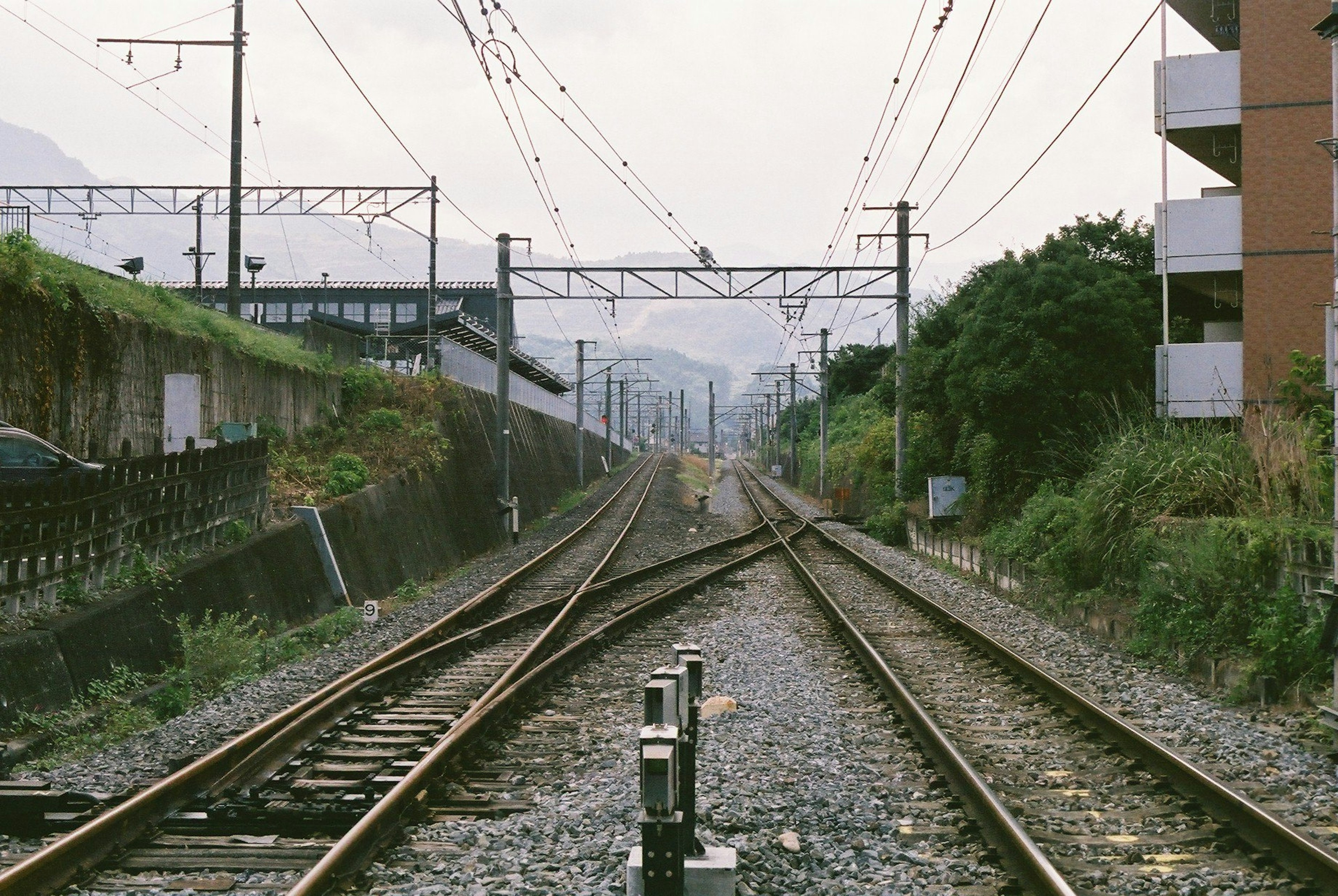 鉄道の分岐点が見える風景 鉄道の線路と電線