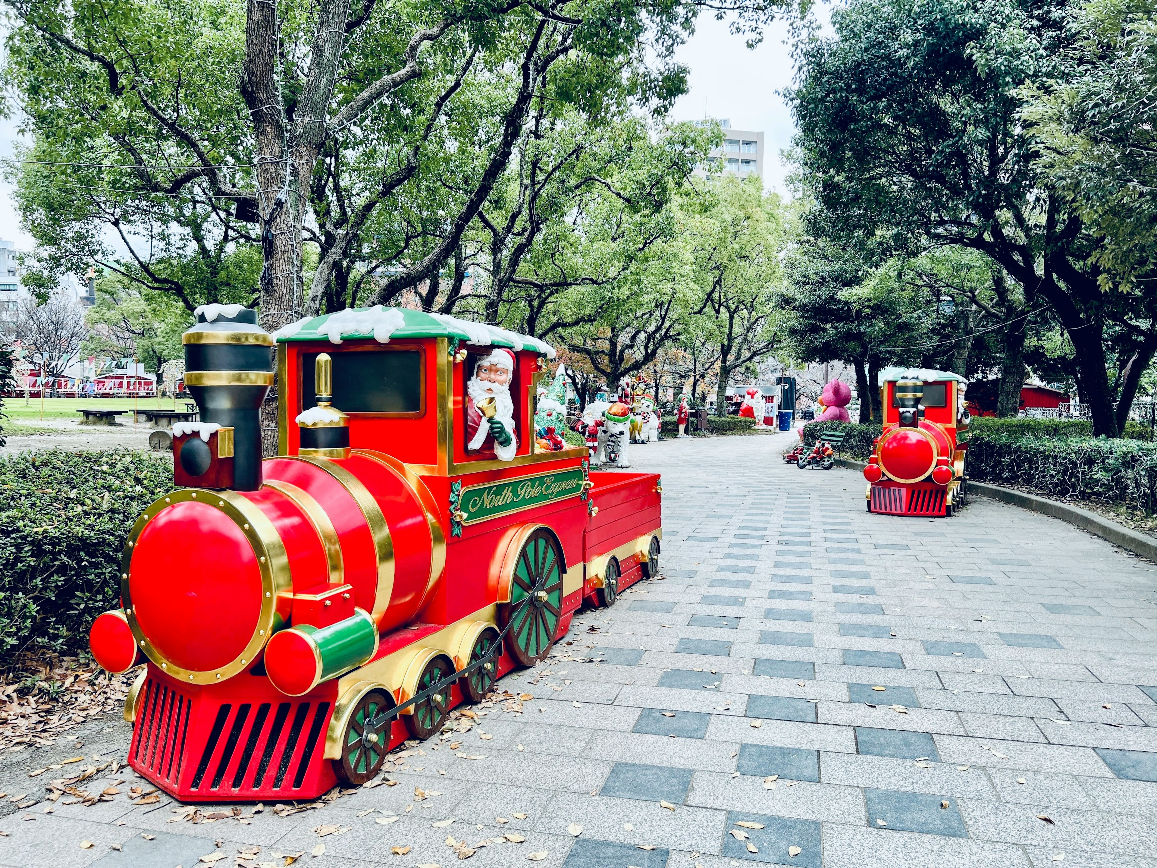 Tren colorido de parque de diversiones en un entorno de parque