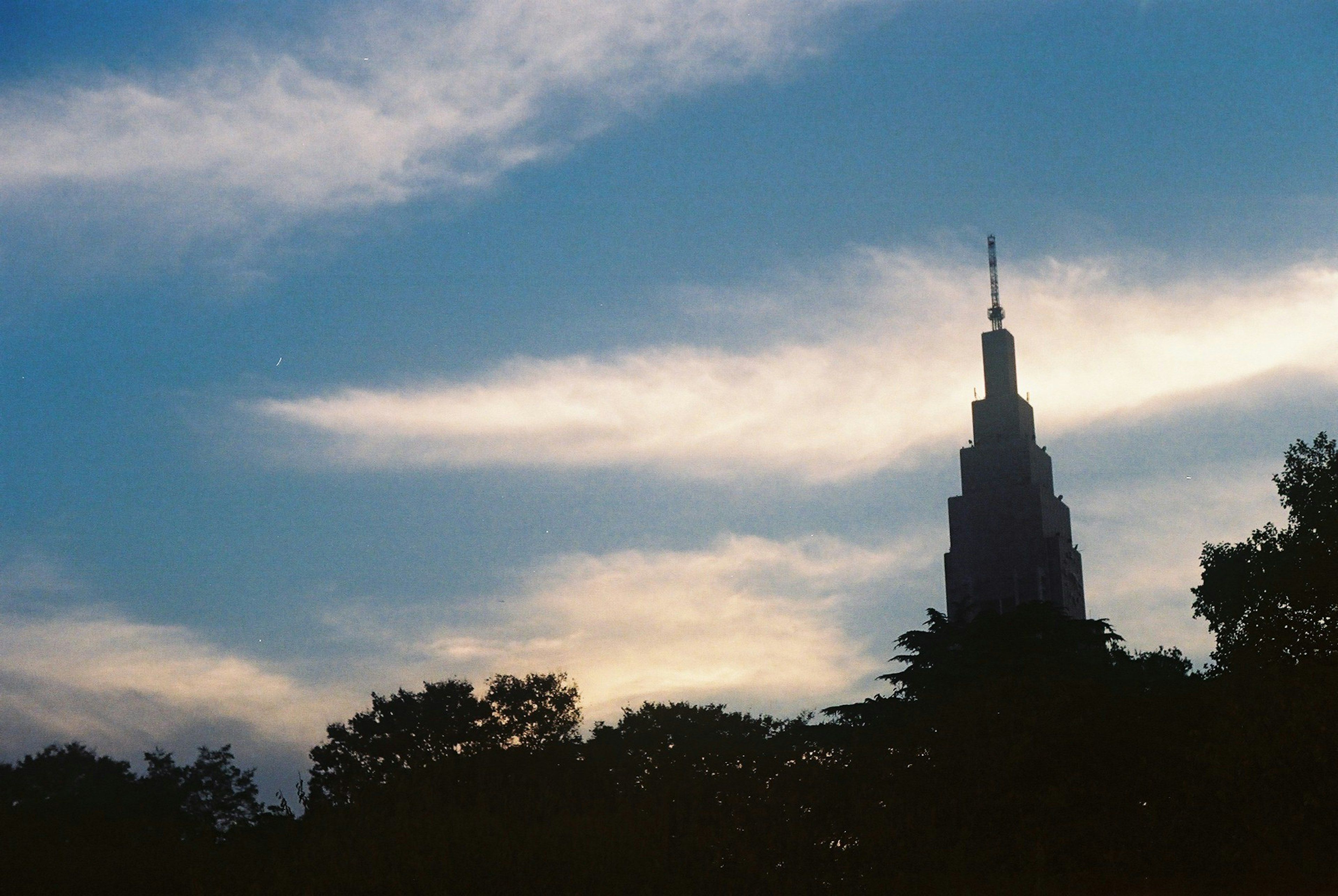 夕焼けの空にそびえる高層ビルのシルエット