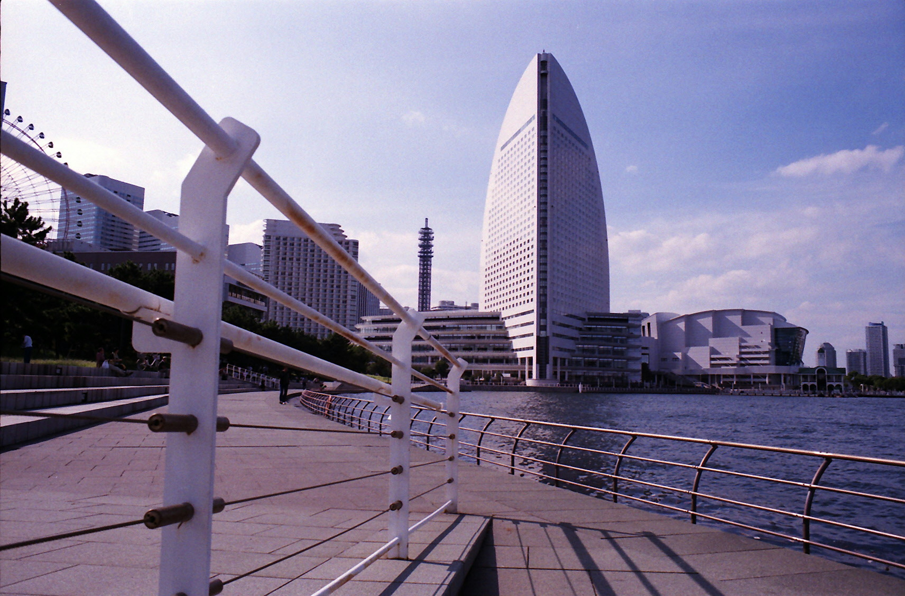 Vista de un edificio moderno y un paseo a lo largo del litoral de Yokohama