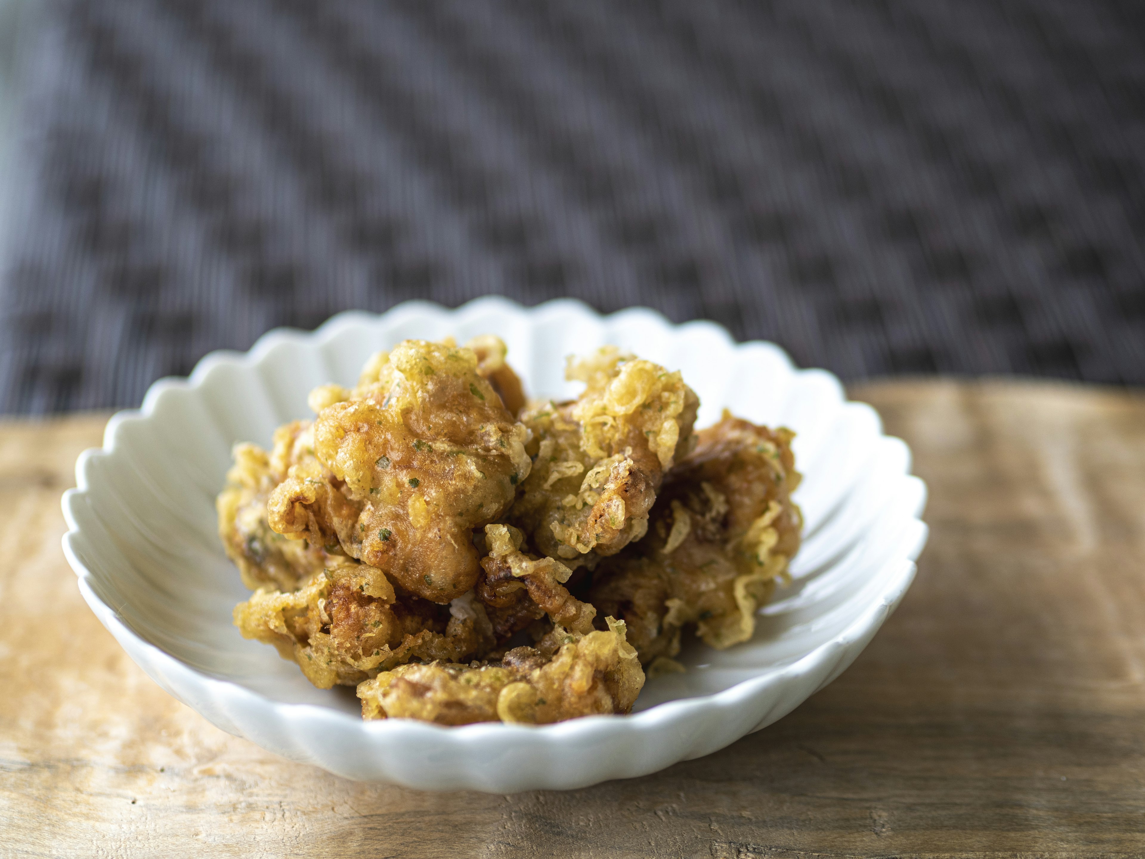 Pezzetti di pollo fritto serviti in una ciotola bianca