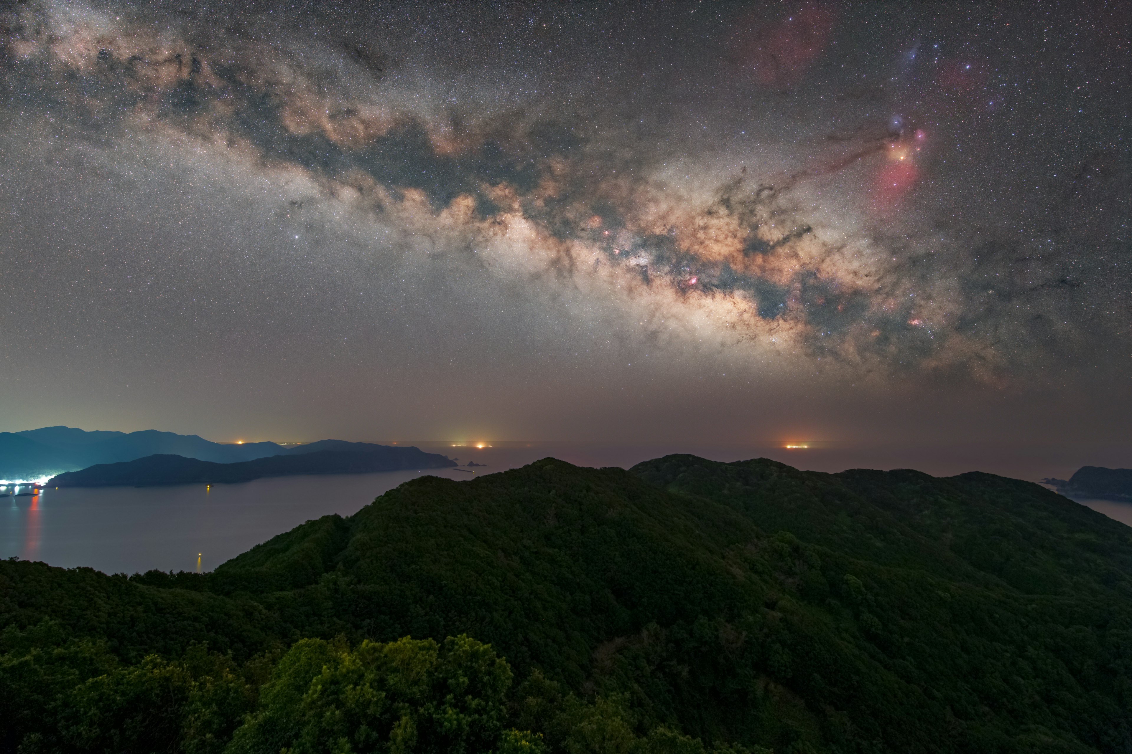 美しい天の川が広がる夜空と山々の風景