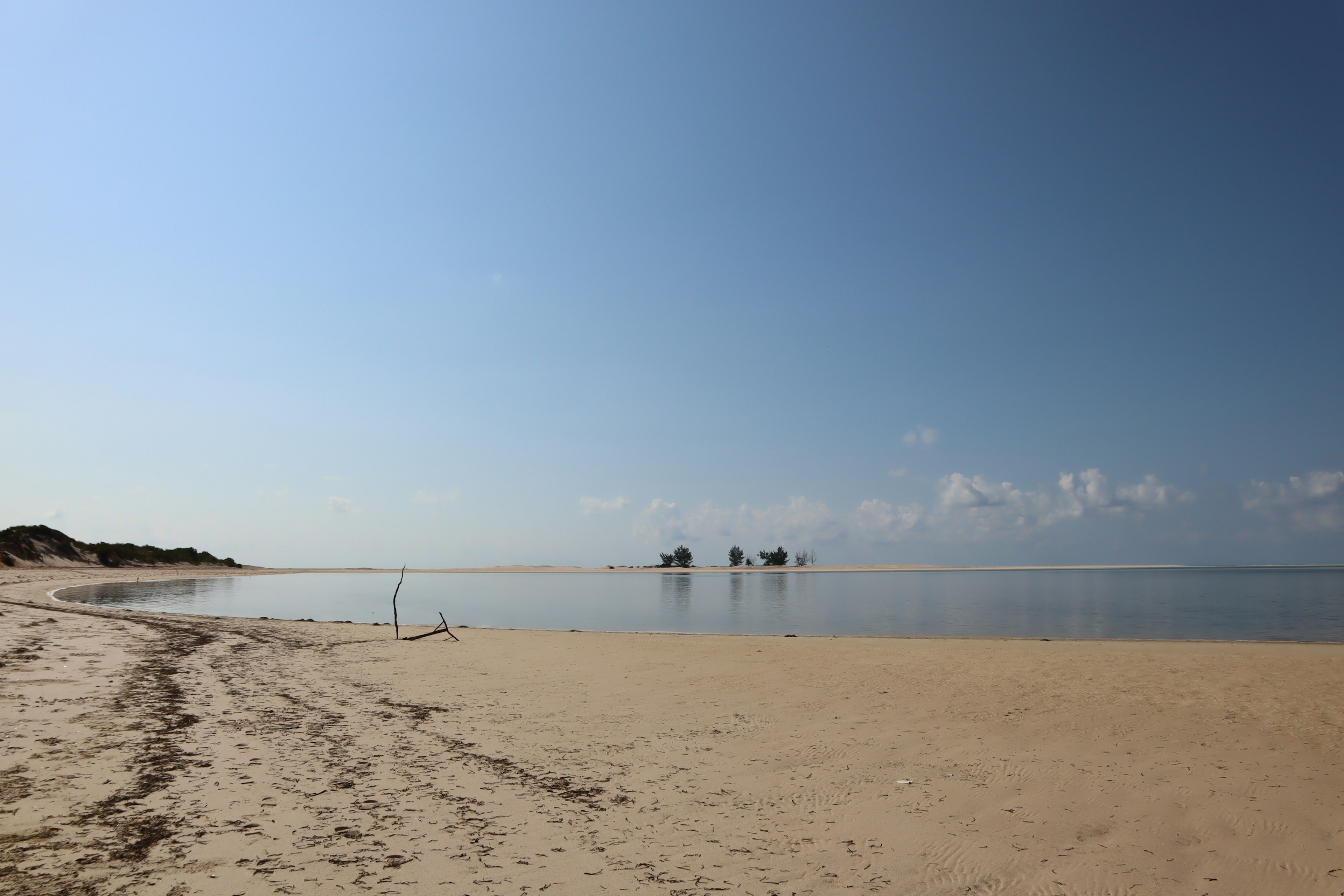 Vista panoramica di una spiaggia con cielo blu chiaro e acqua calma