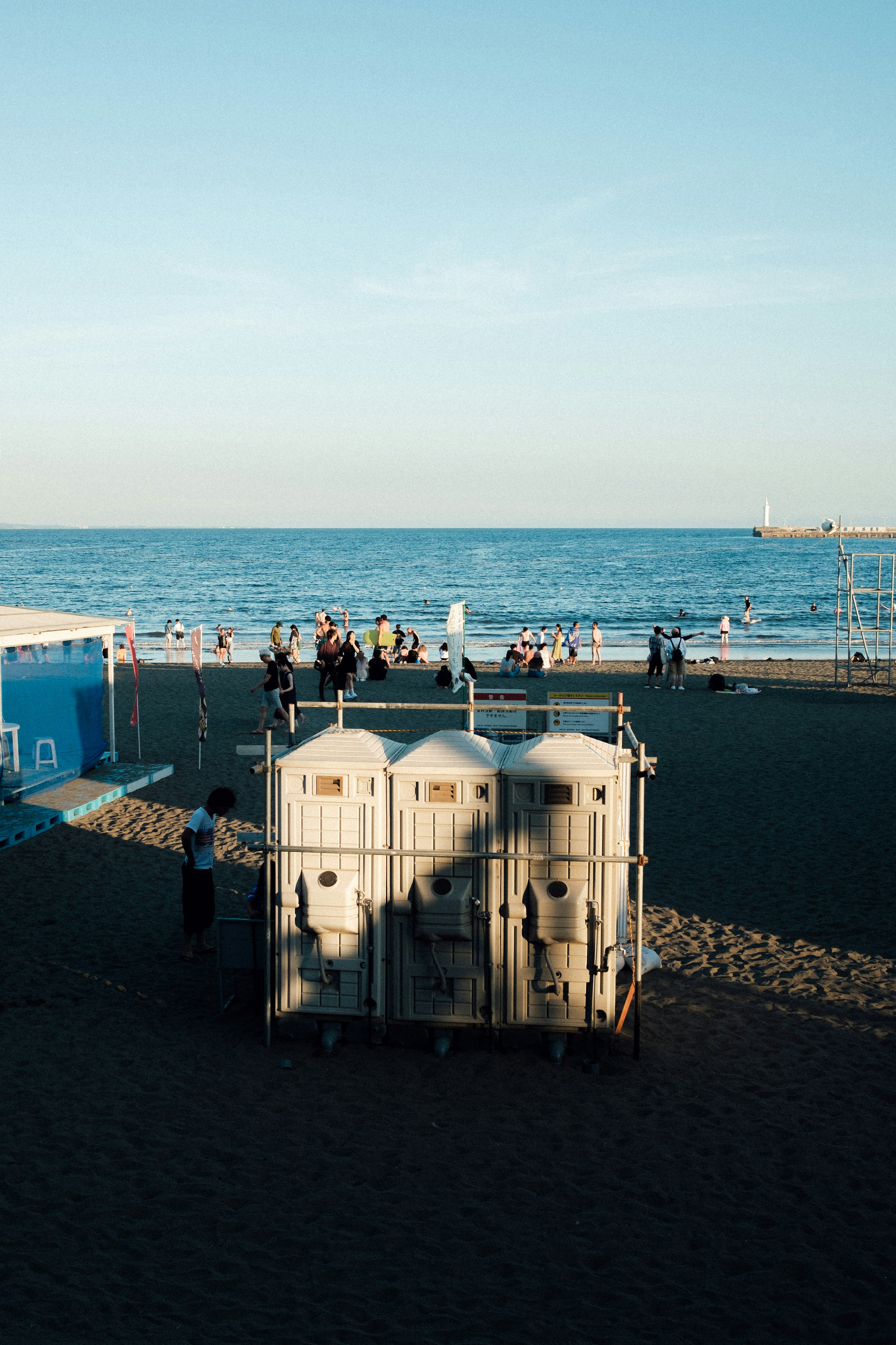 Mobile Toiletten am Strand mit blauem Himmel