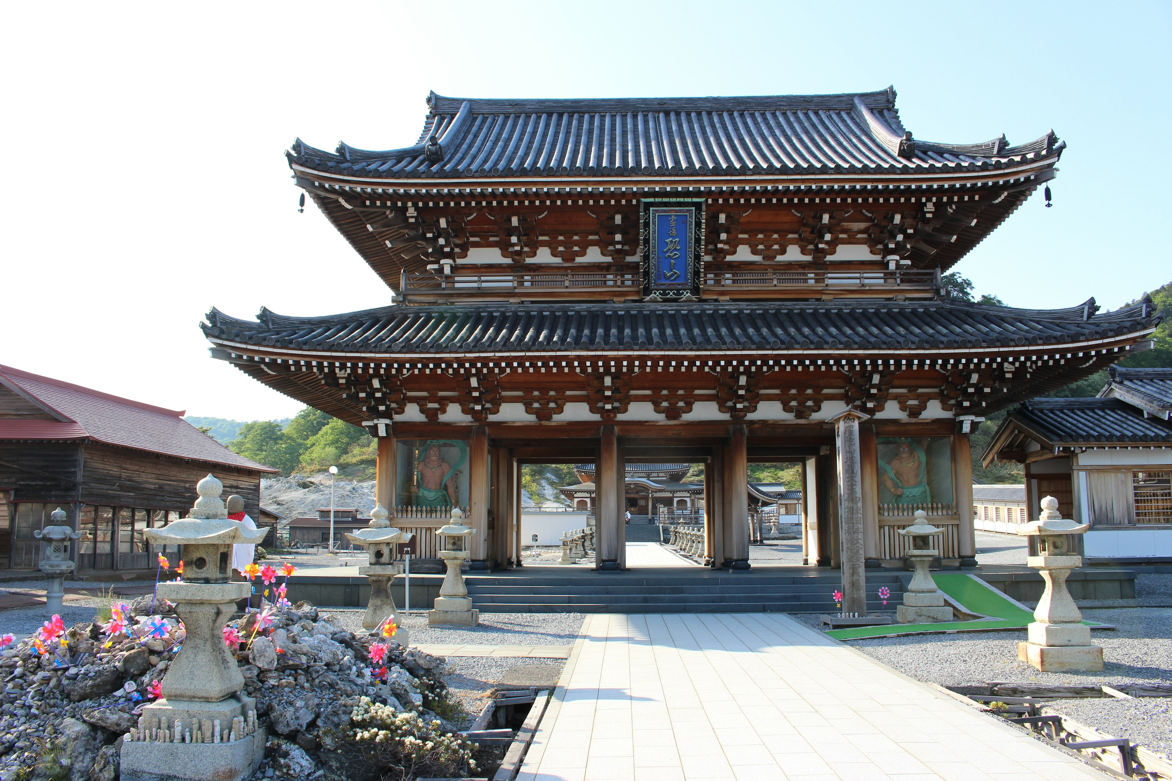 Hermosa vista de un edificio de templo japonés tradicional