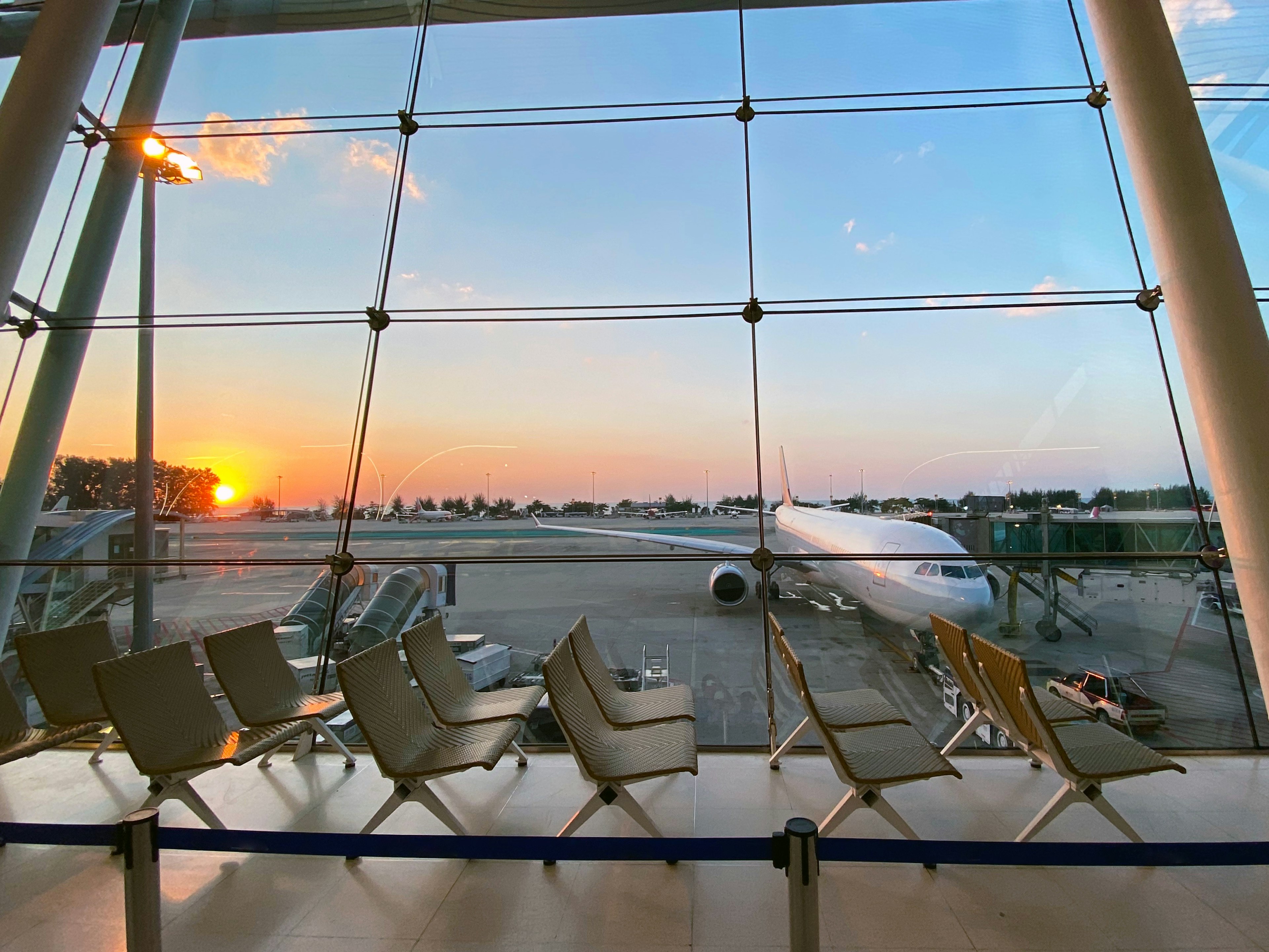 空港のラウンジから見える夕日と飛行機の景色