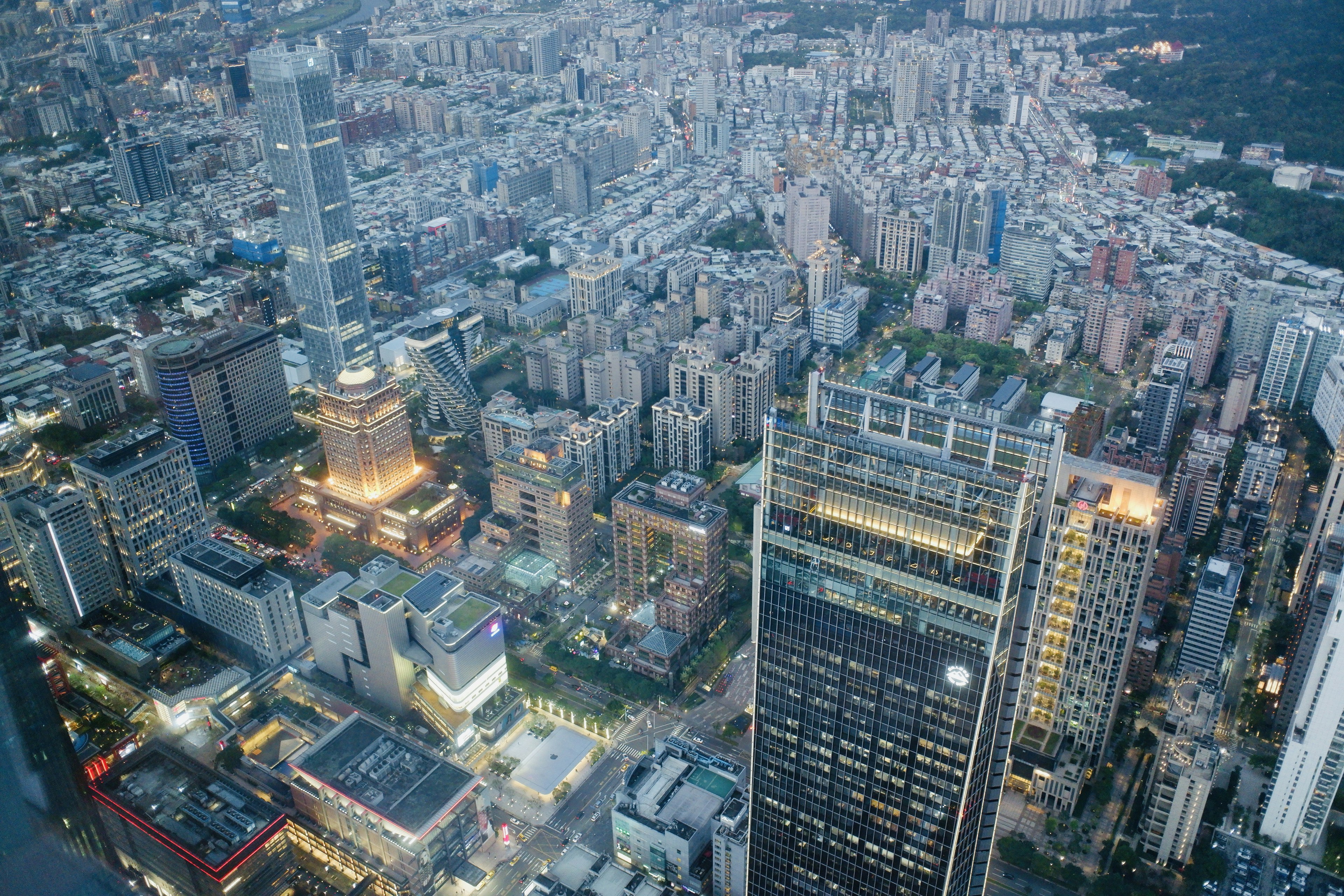 高層ビル群と都市の夜景を捉えた空撮