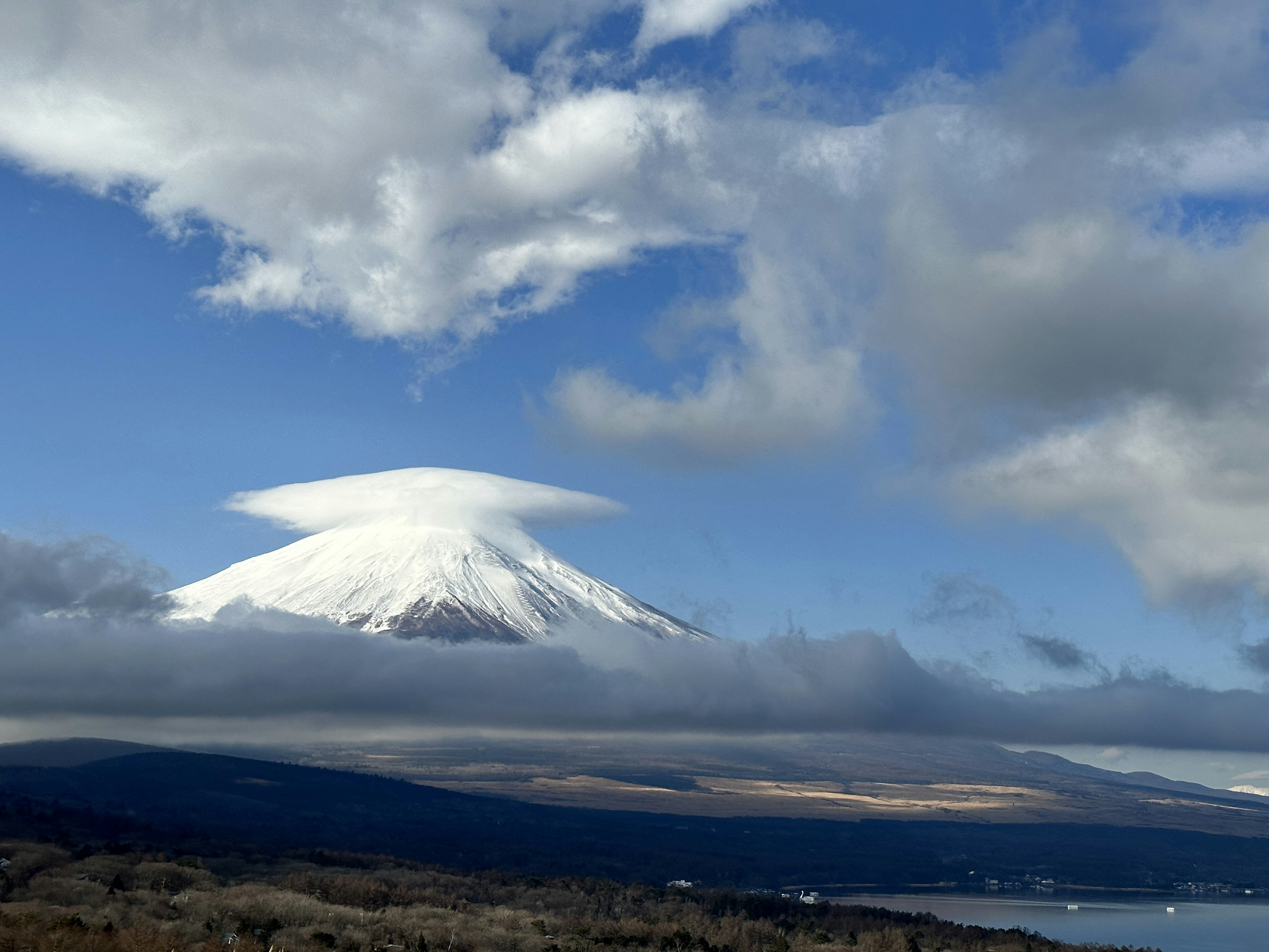 雪覆盖的富士山与独特的云层