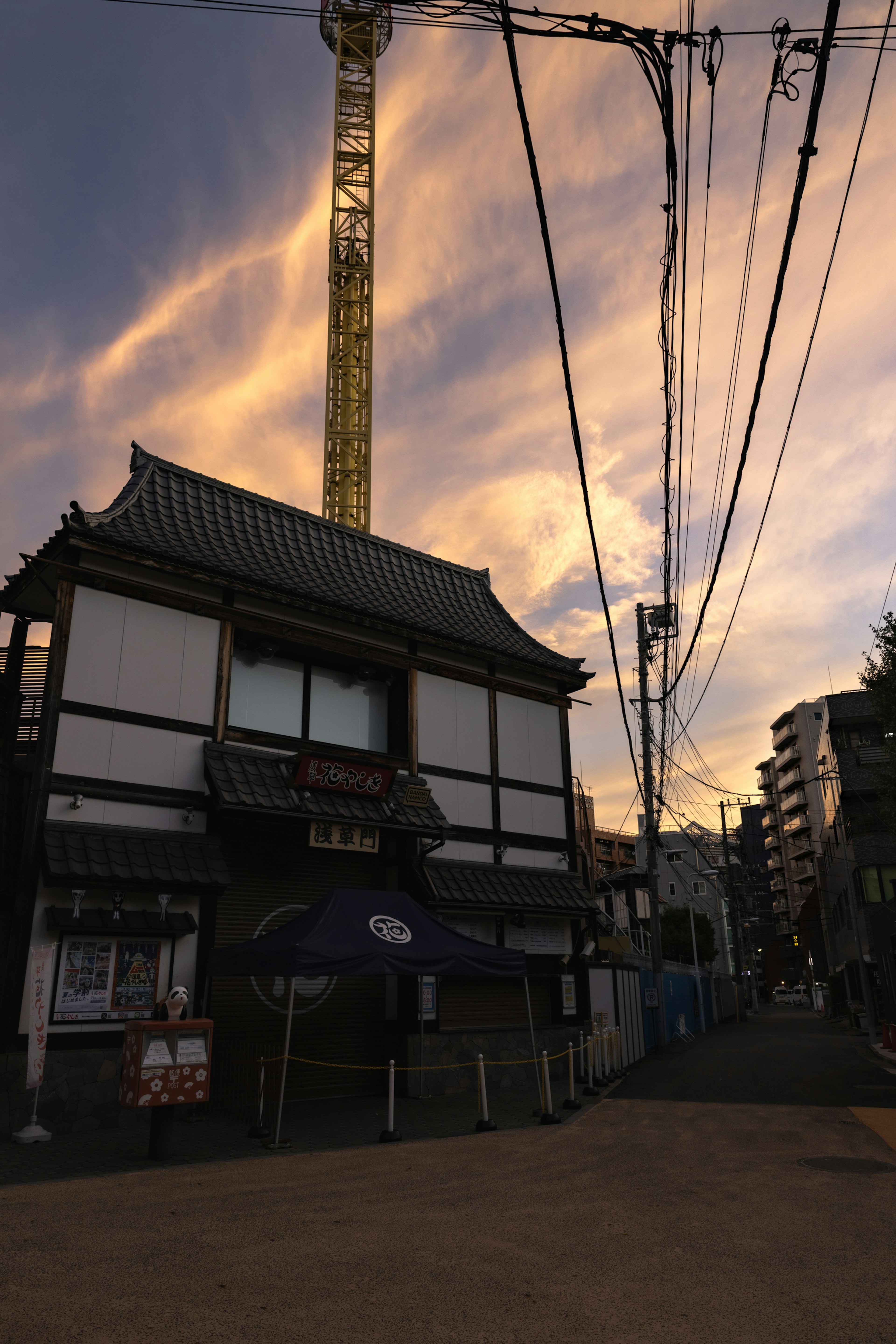 夕焼けの空に映える伝統的な日本の建物と街灯のシルエット