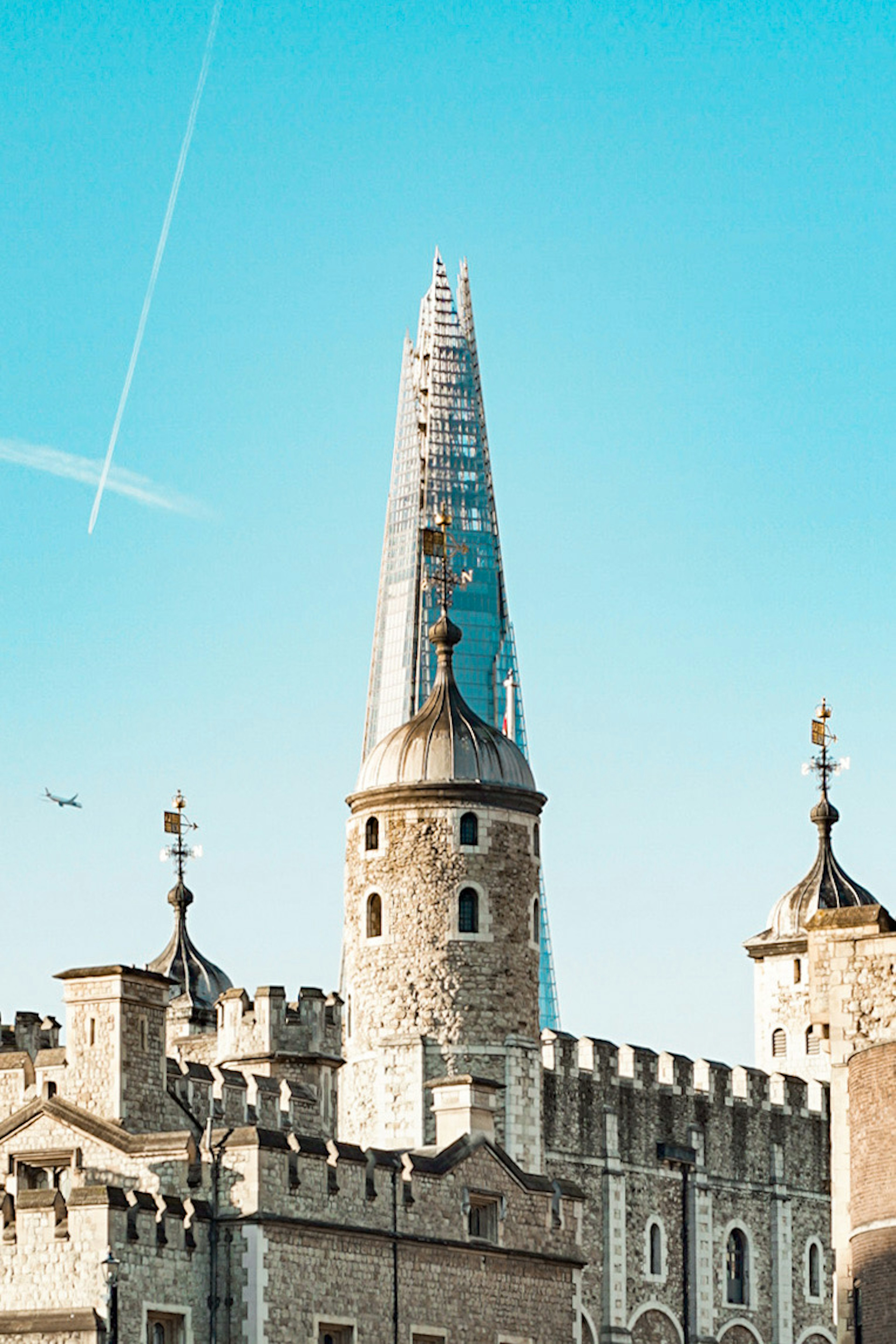 Gambar dekat Menara London dan The Shard di bawah langit biru cerah