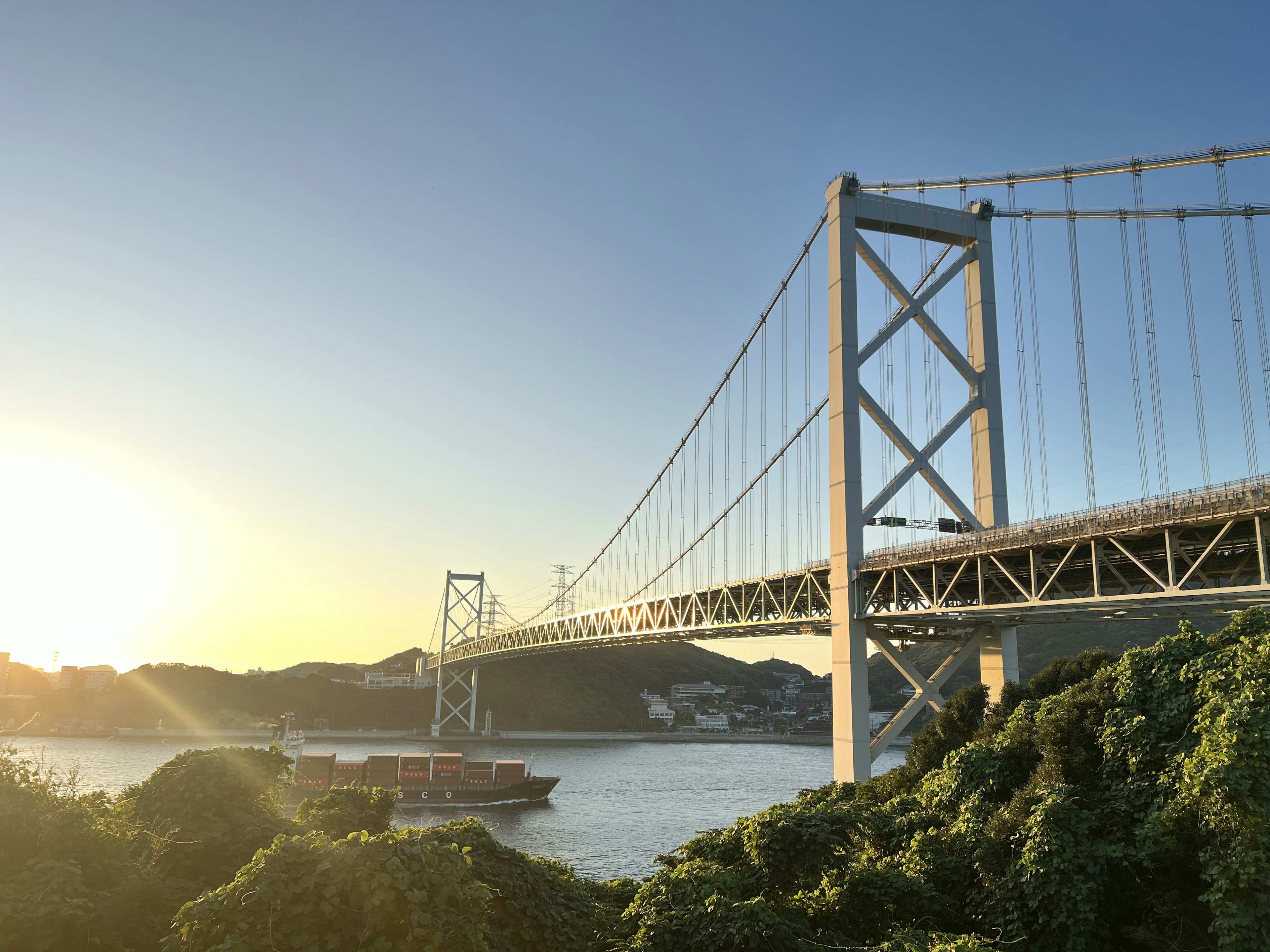 Vista escénica de un puente al atardecer mostrando su estructura y la vegetación circundante