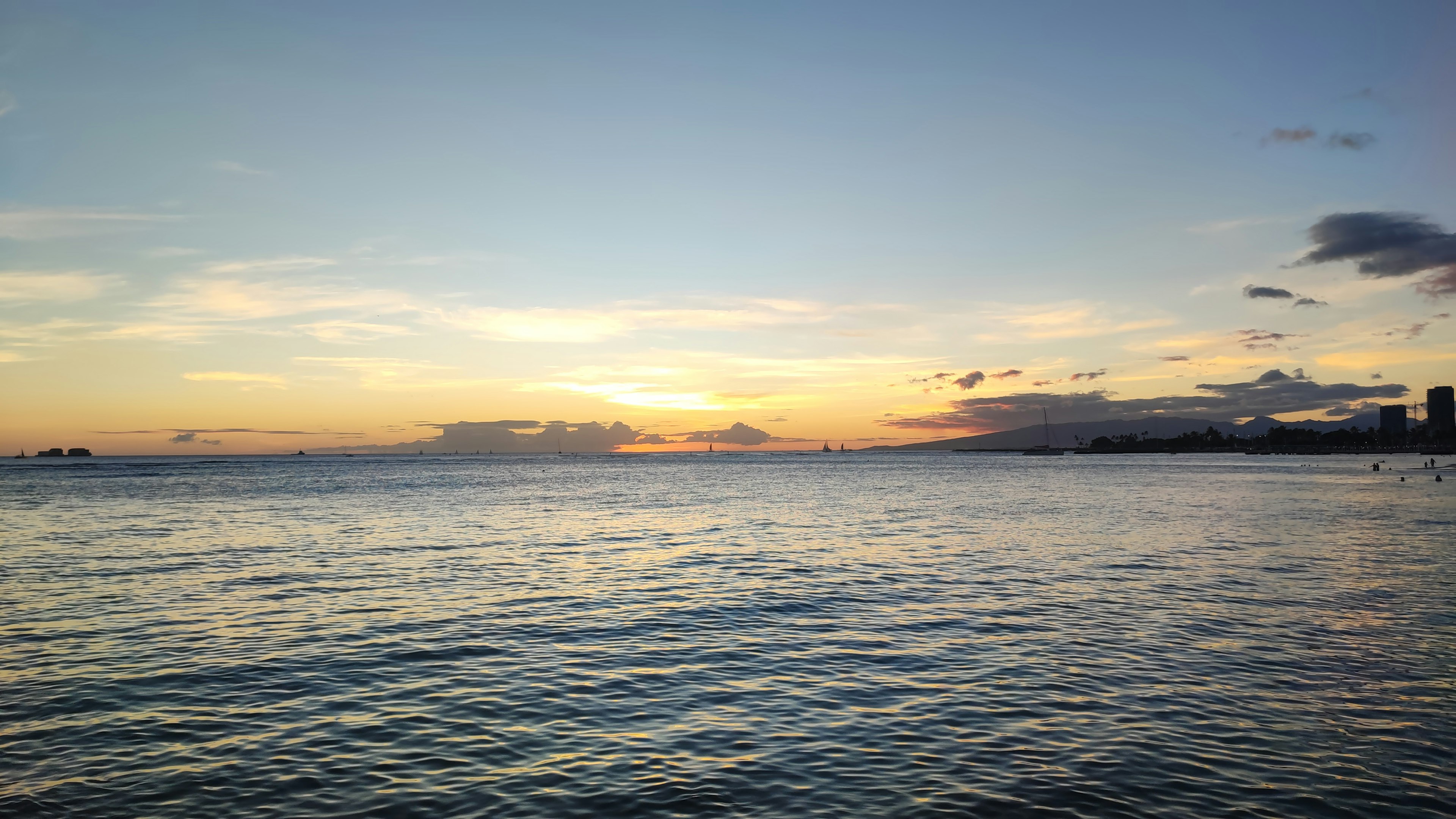 Pemandangan laut dengan langit senja