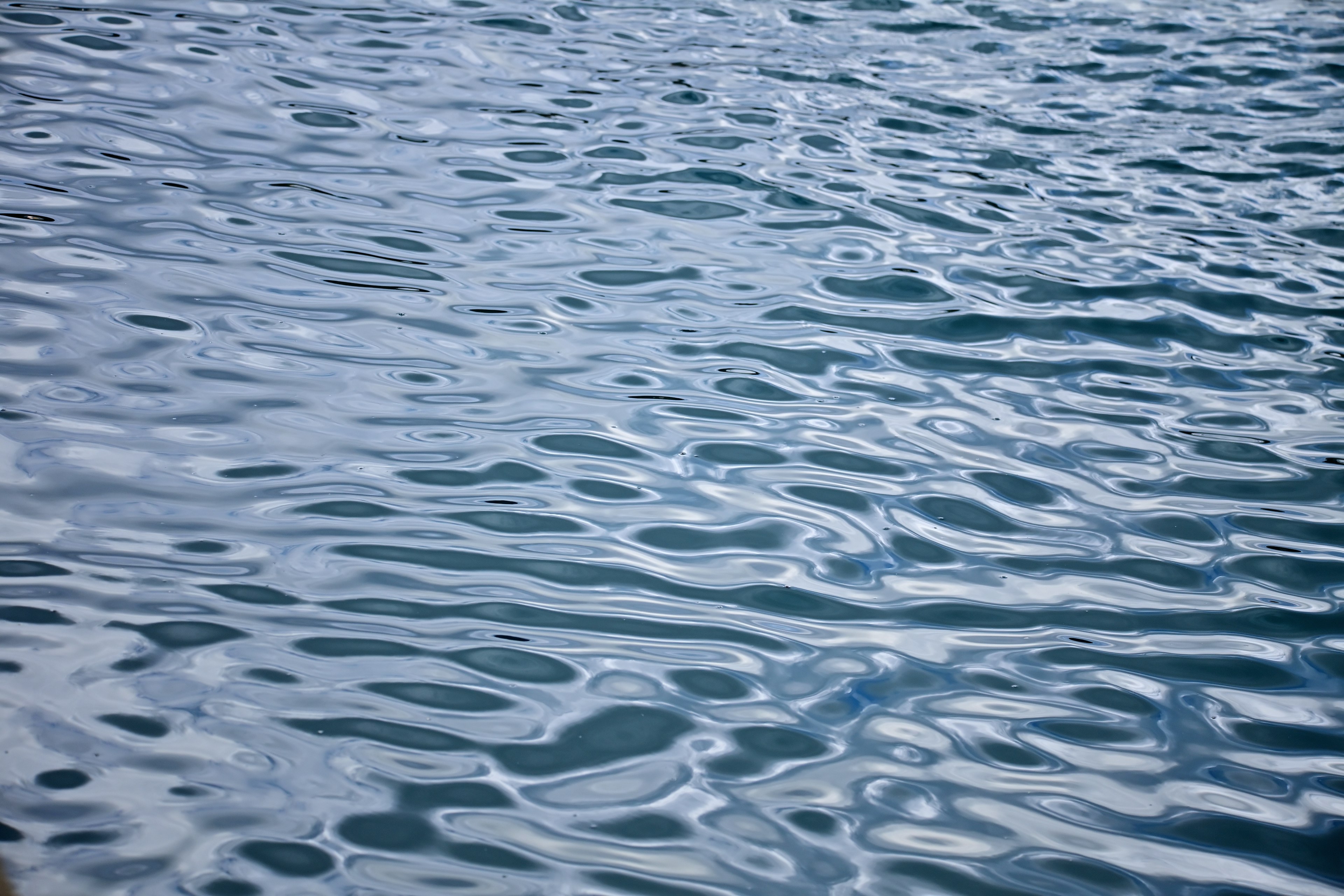 Wellig blaue Wasseroberfläche mit sanften Wellen