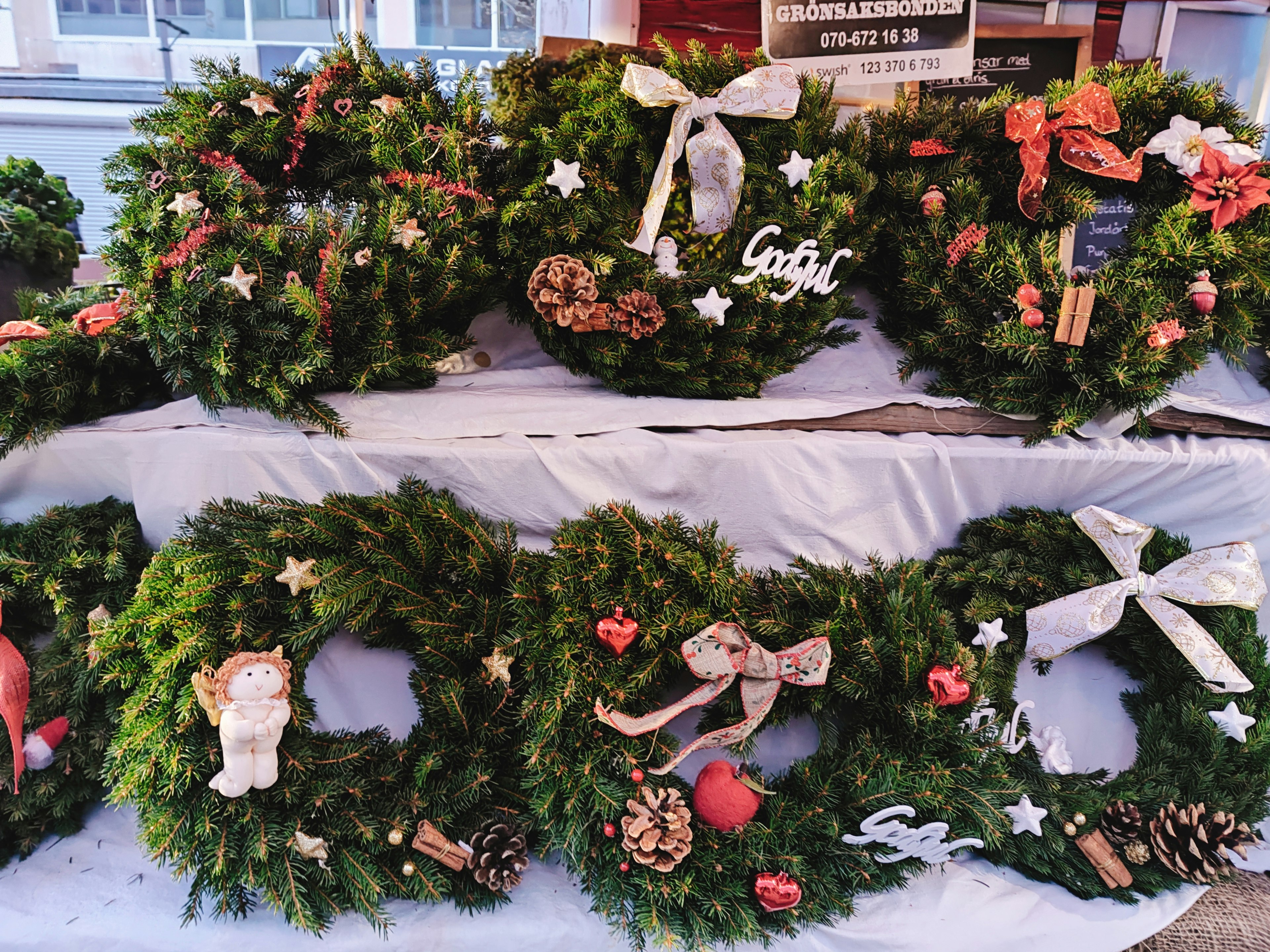 Une variété de couronnes de Noël décorées exposées