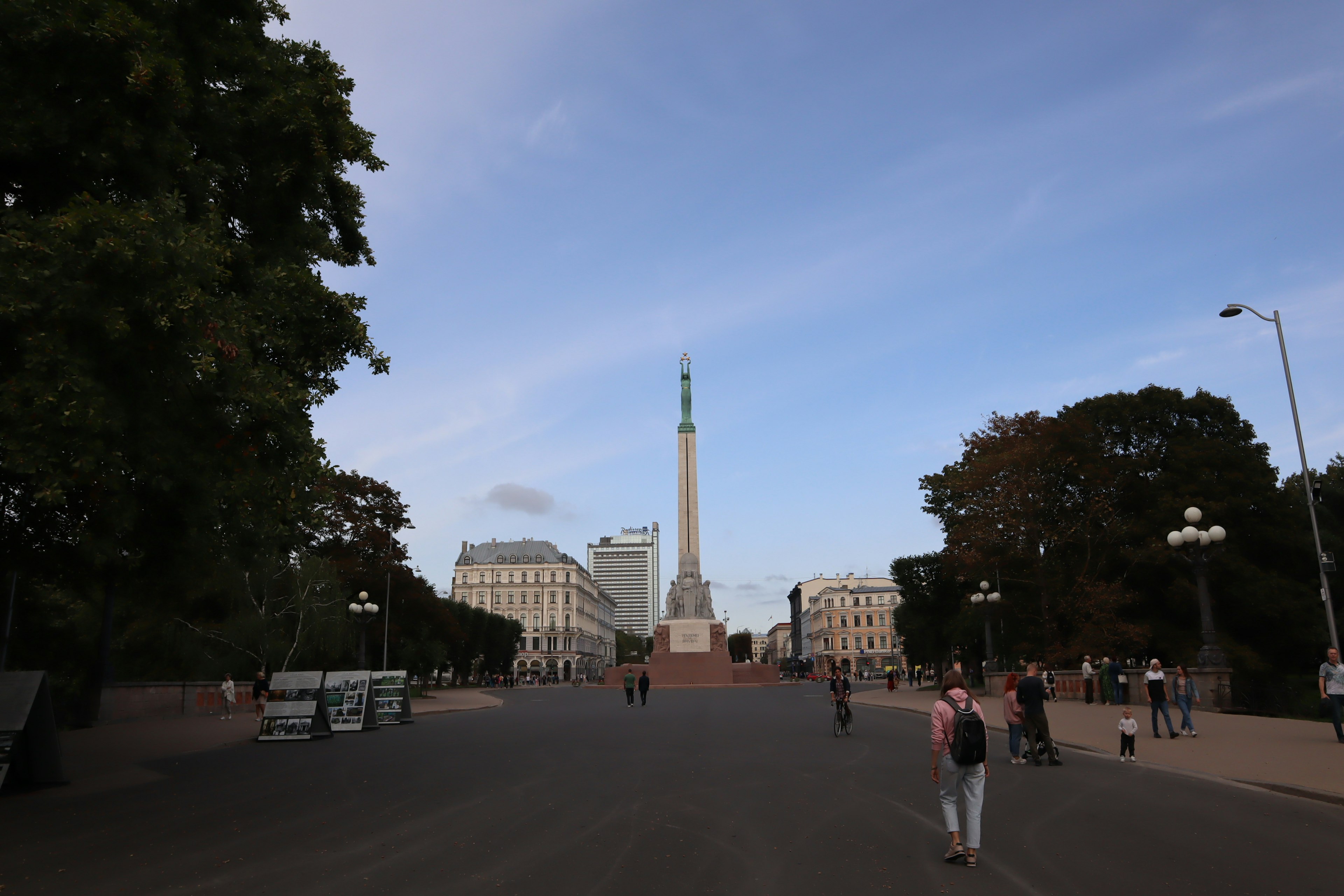 Monumen di tengah alun-alun dikelilingi oleh pohon-pohon hijau