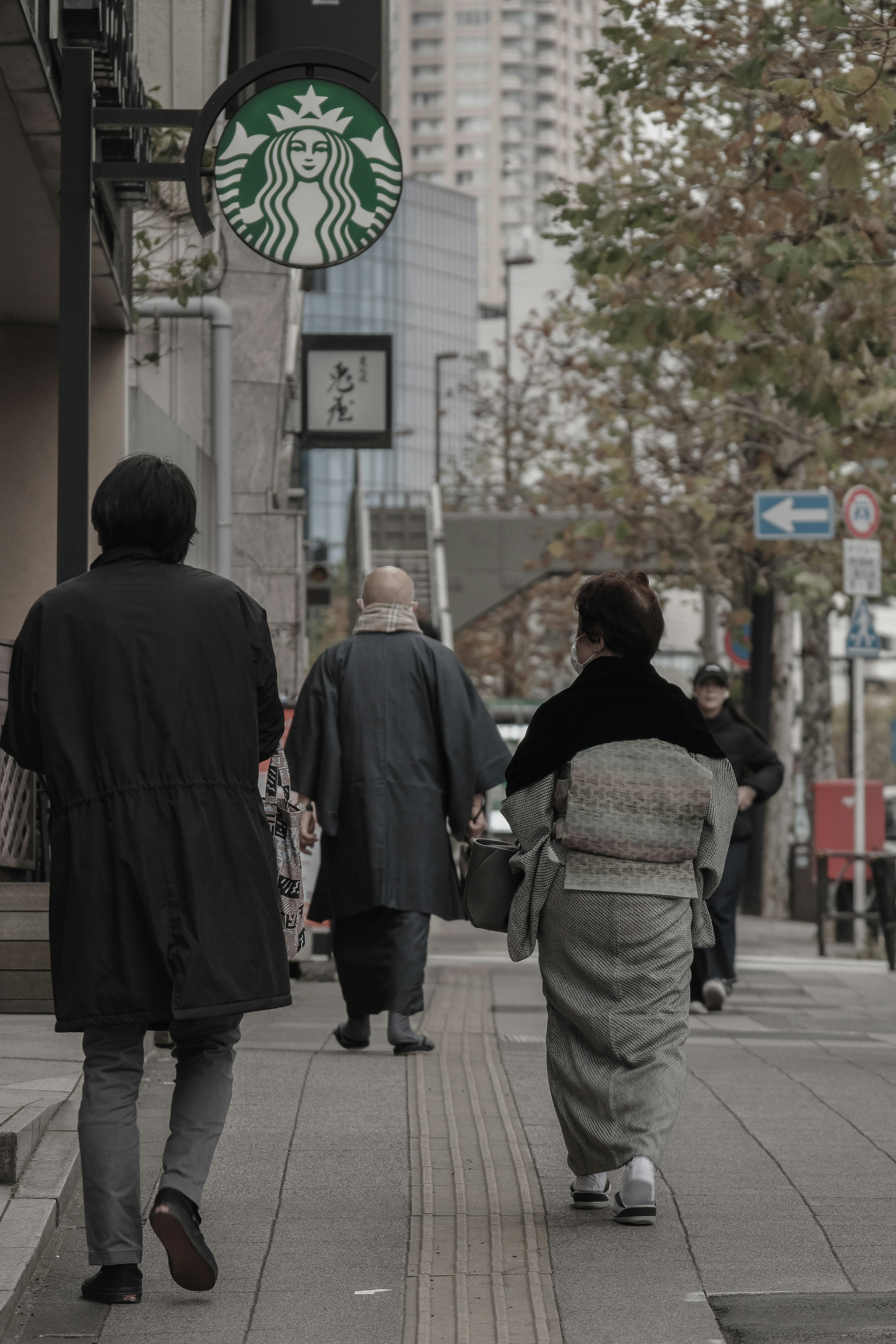 街を歩く人々とスターバックスの看板