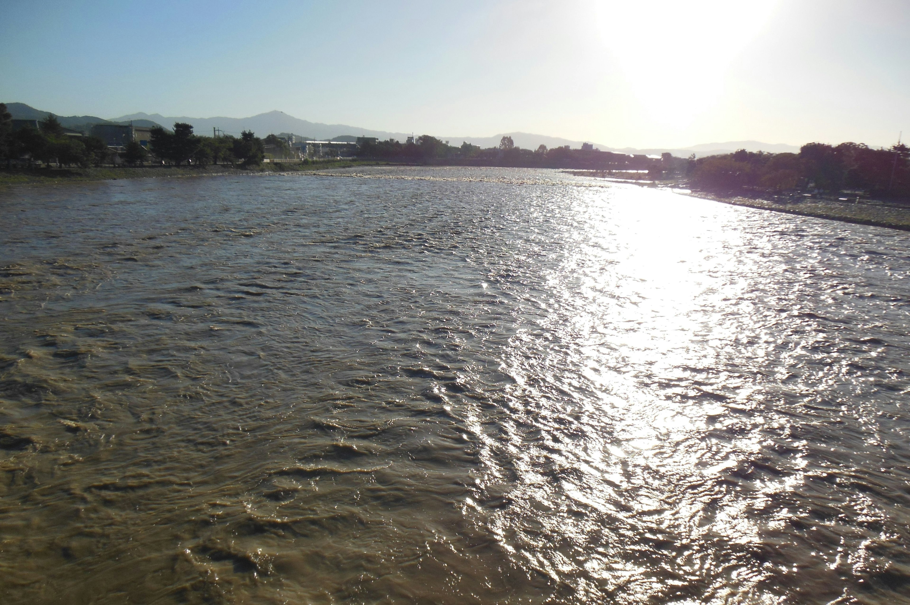 Rivière calme avec des reflets de lumière du soleil