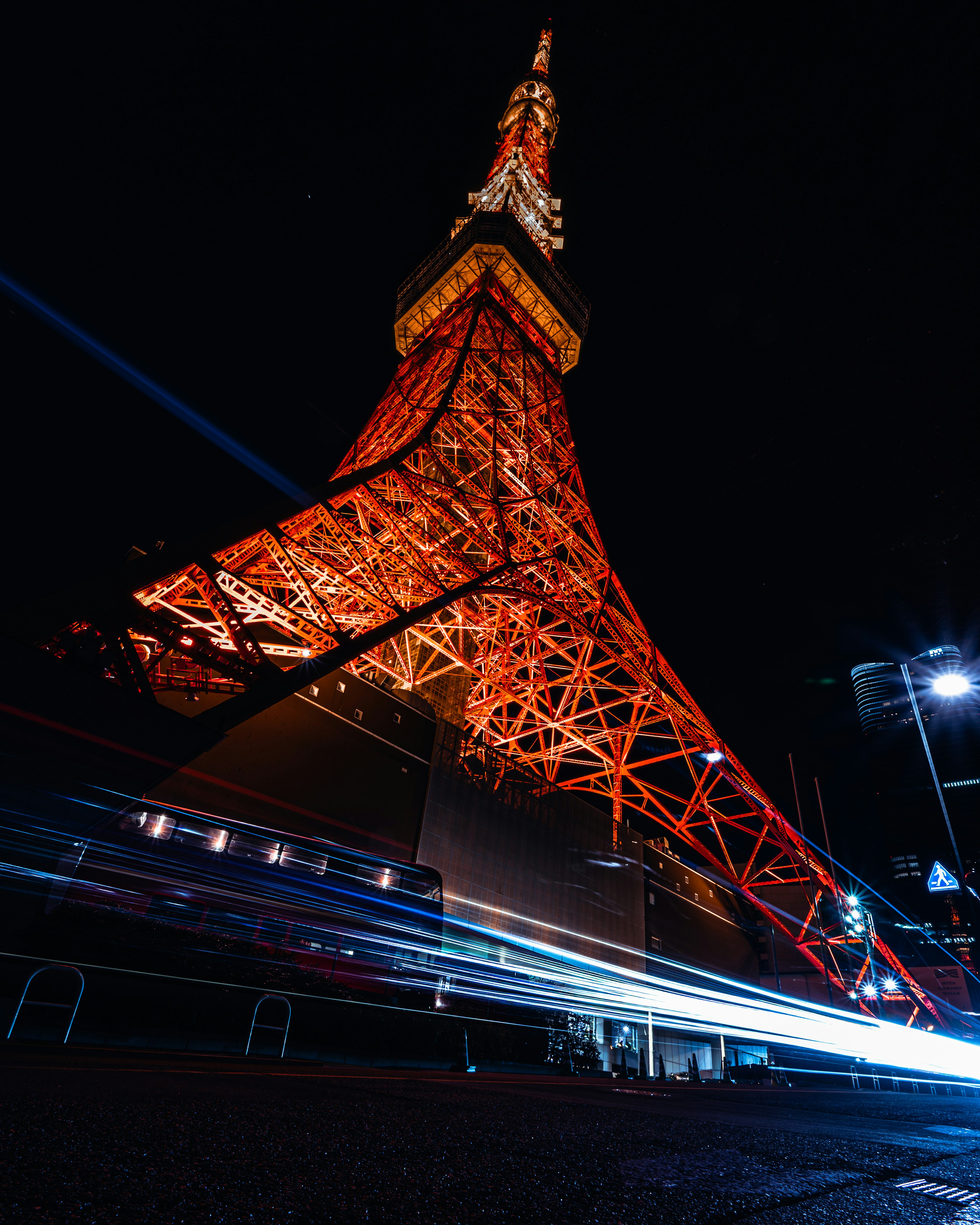 Tour de Tokyo la nuit avec un éclairage orange et des traînées de lumière