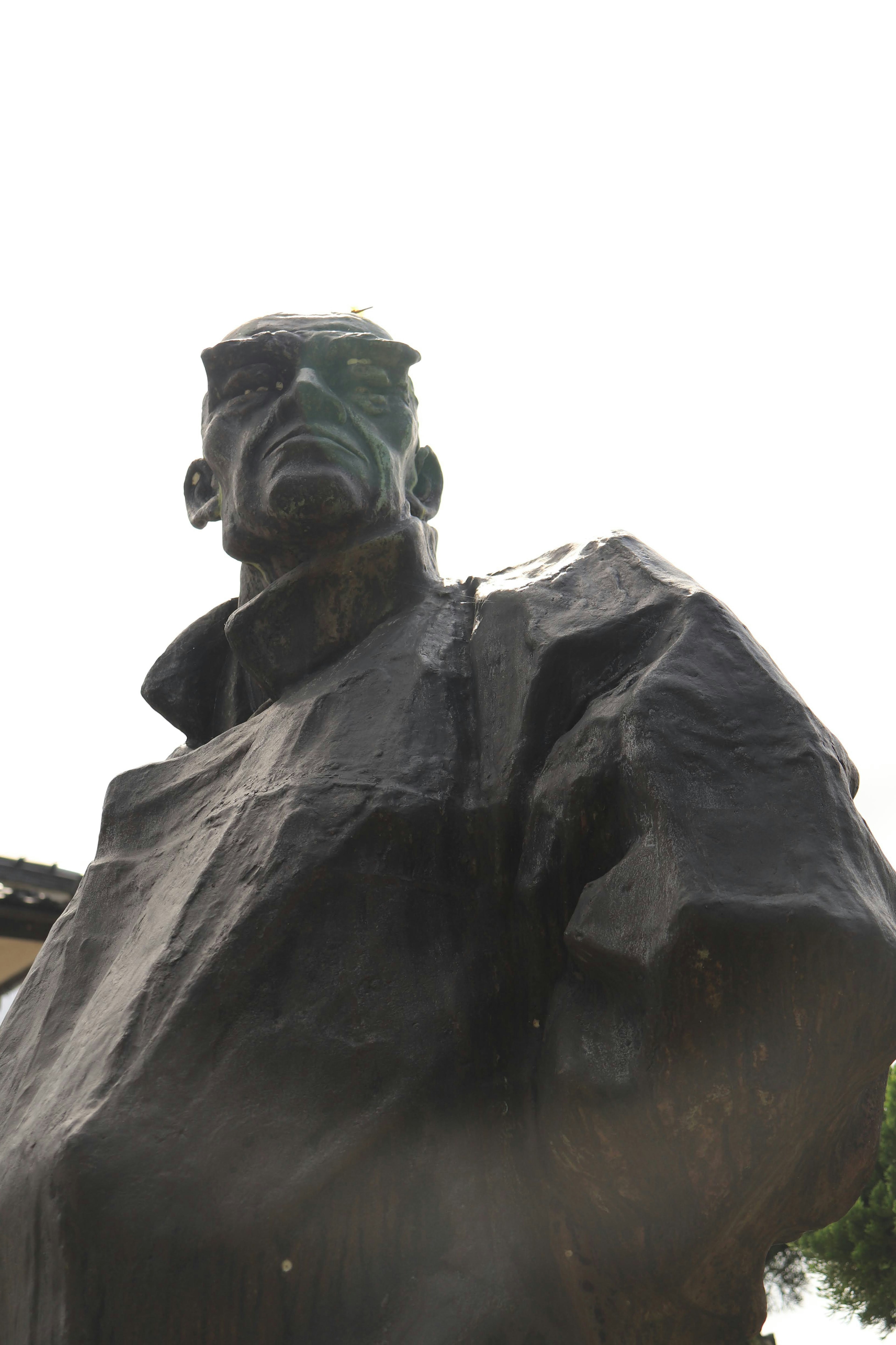 Une statue d'un homme regardant vers le haut