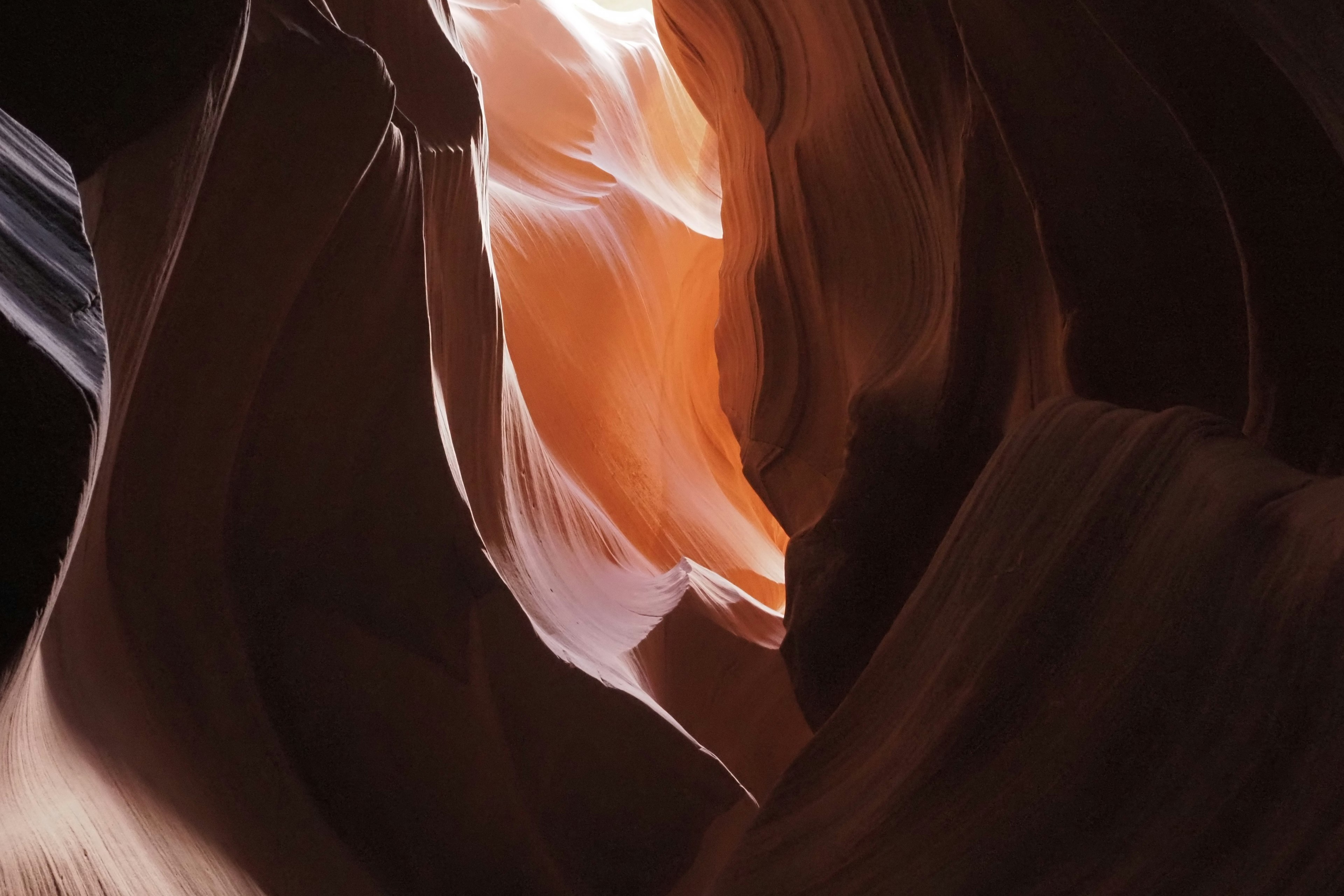 Formations rocheuses uniques et effets de lumière dans le canyon Antelope