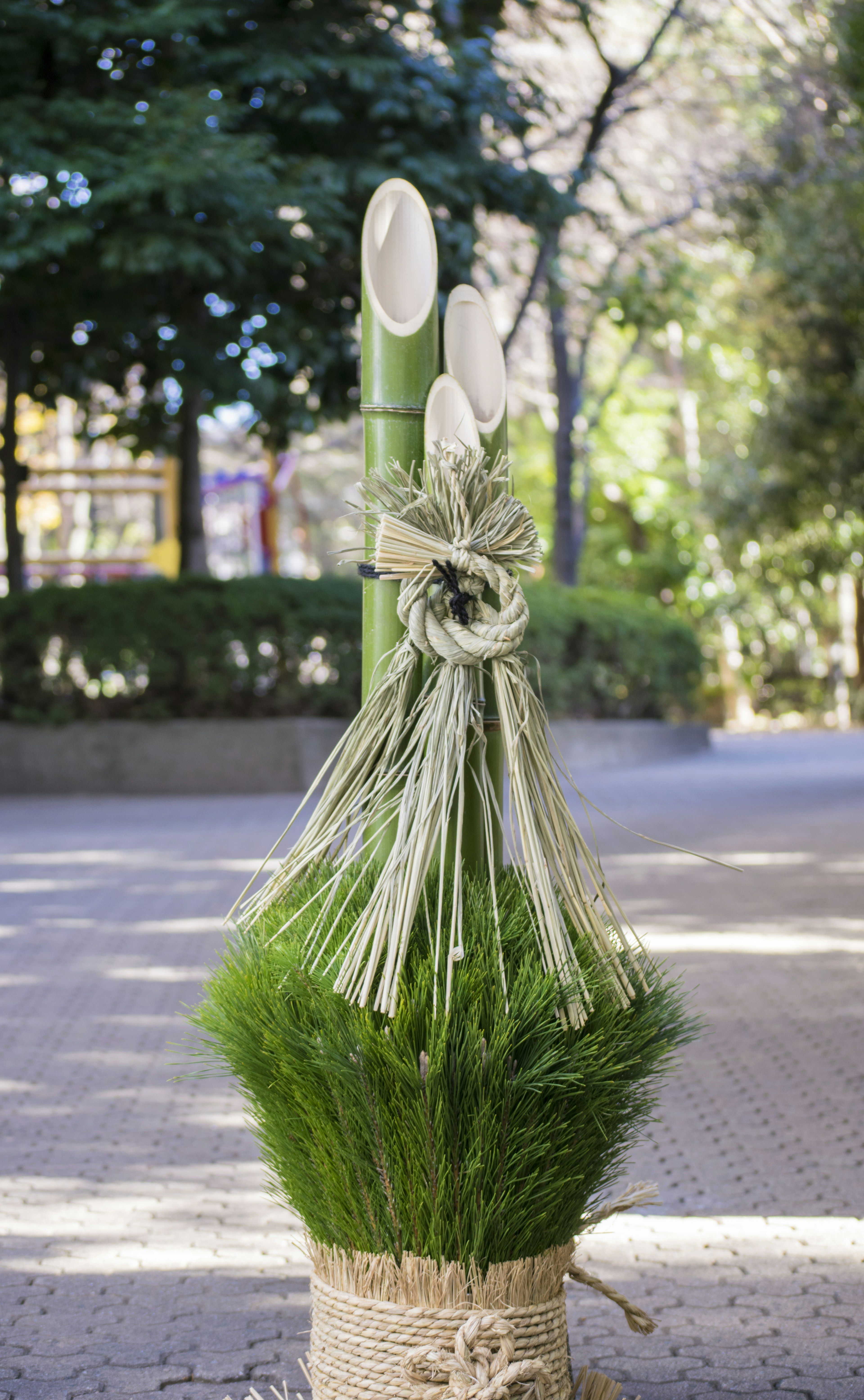 緑の草と竹で作られた装飾品が立っている風景