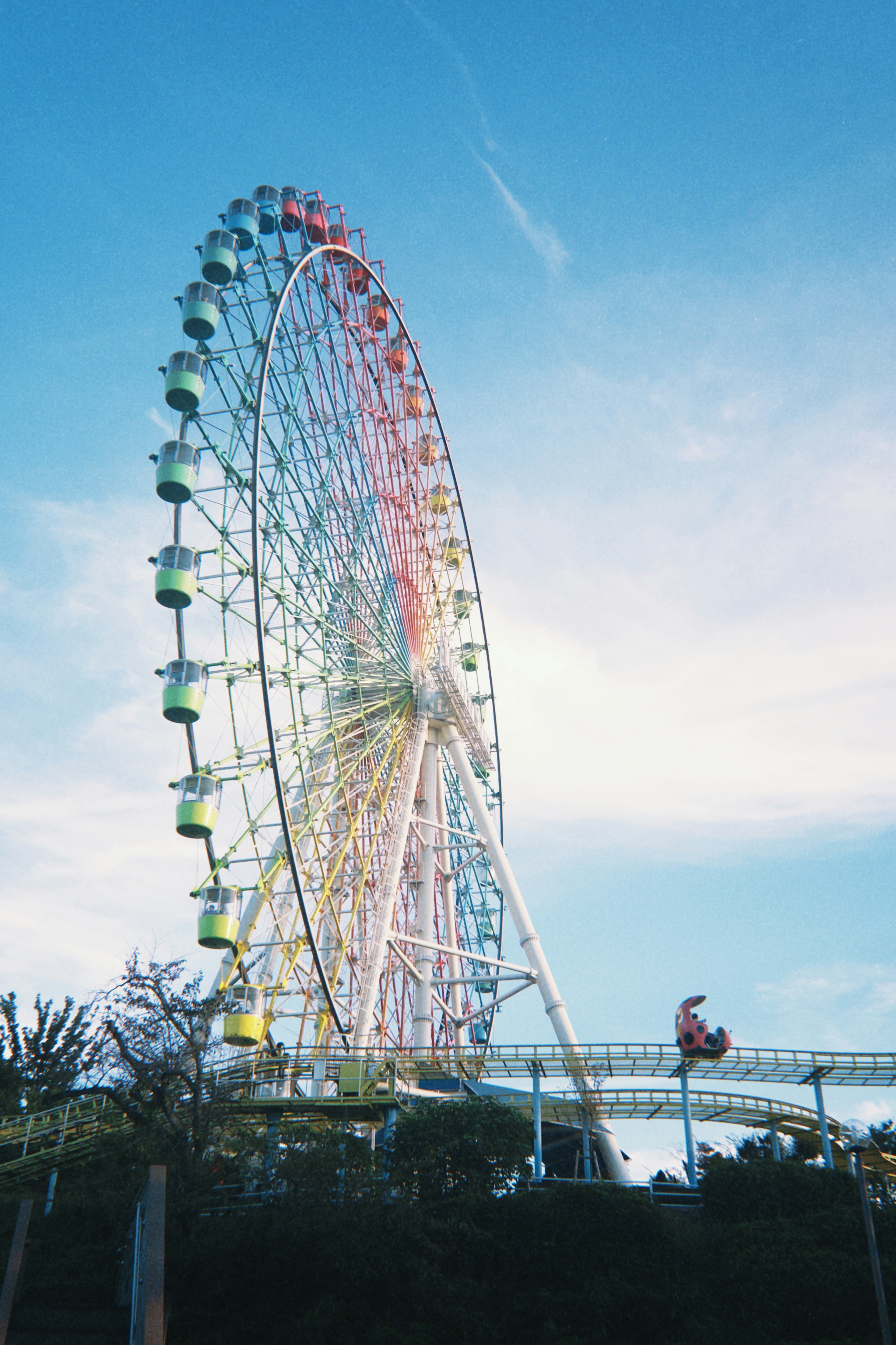 Ruota panoramica colorata che si erge sotto un cielo blu