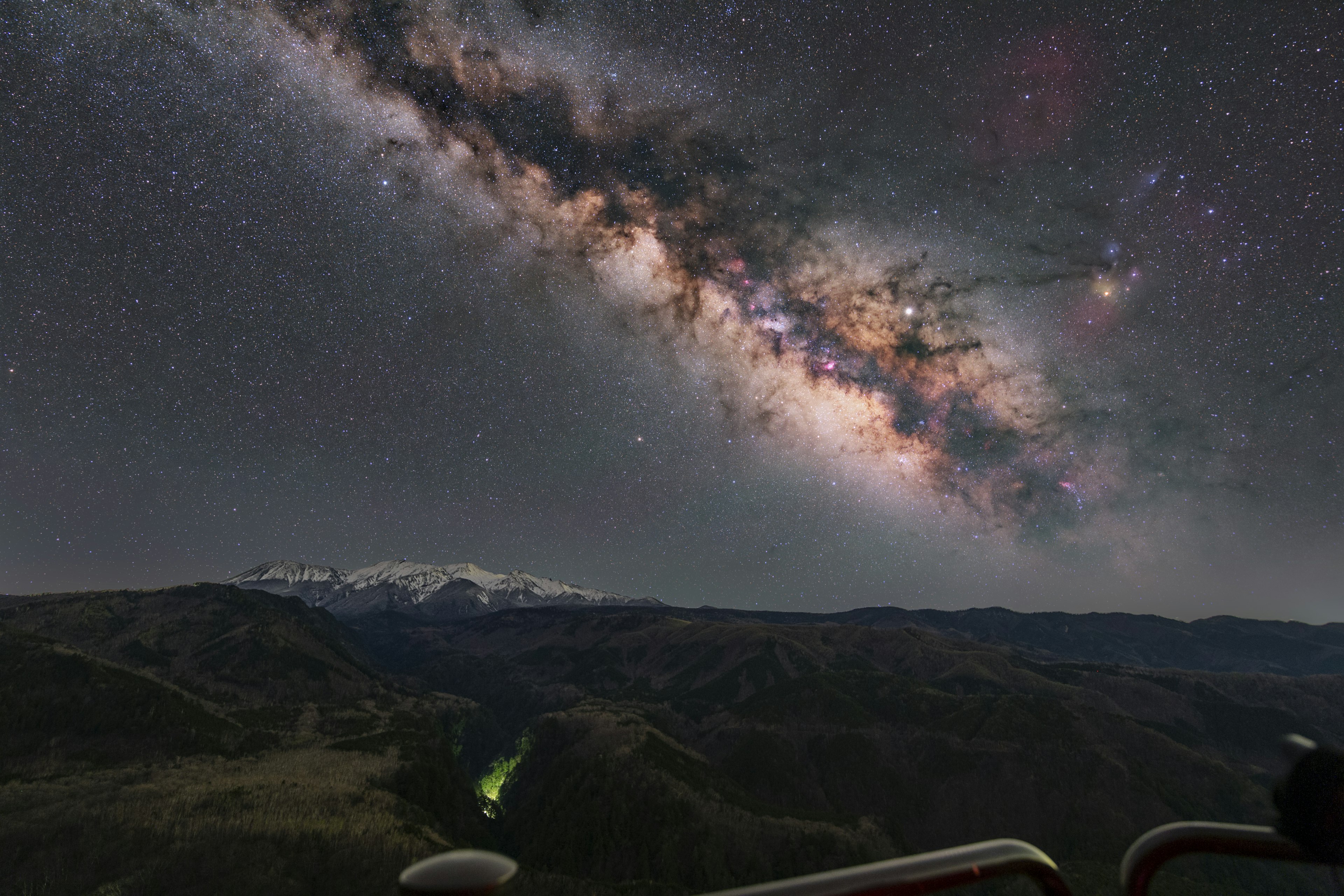 美しい星空の下で輝く天の川と山々の景色