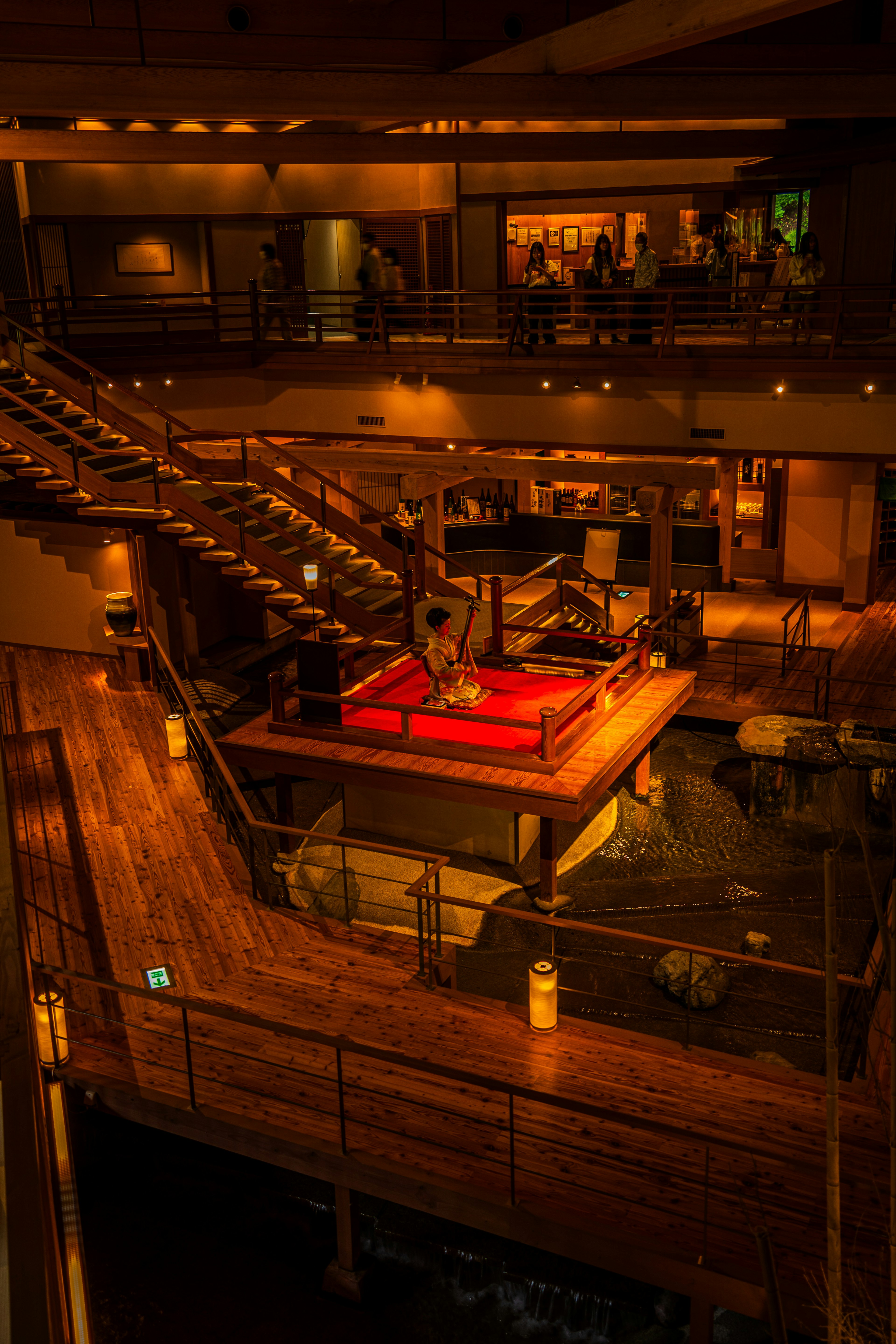 Interno di un ristorante moderno con elementi in legno e illuminazione calda