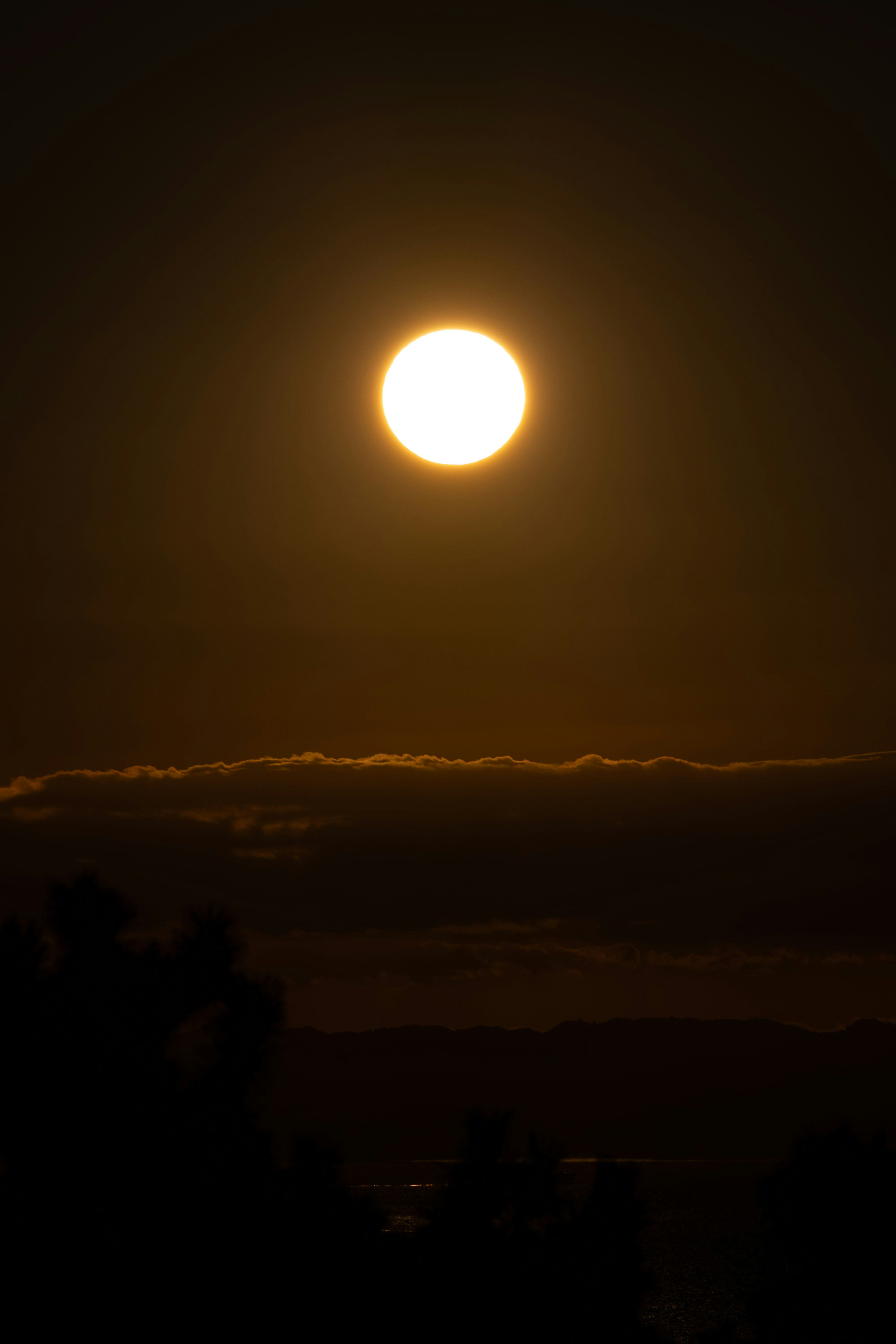 夕日が雲の上に輝く美しい風景