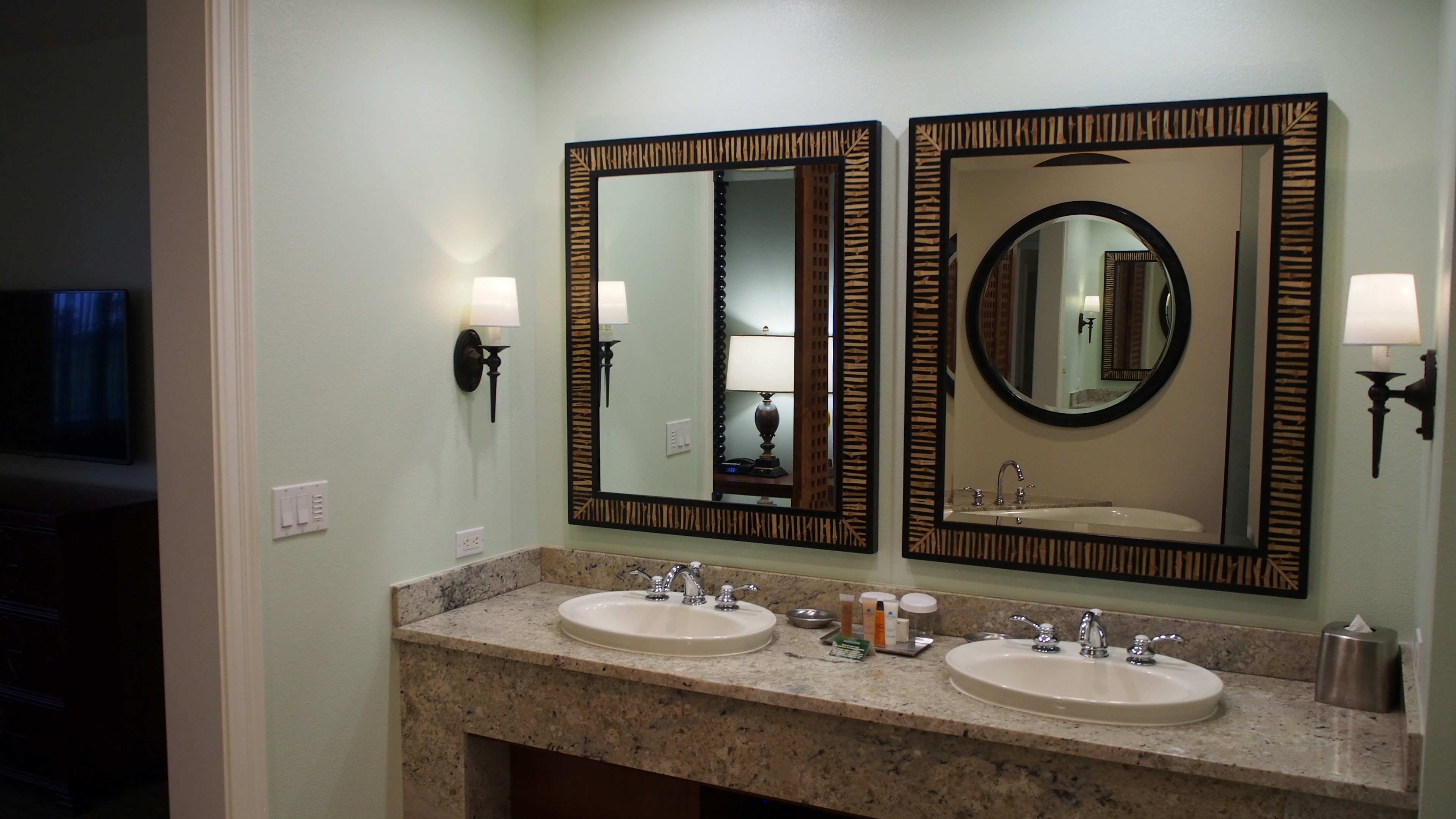 Salle de bain élégante avec deux lavabos et deux miroirs décoratifs