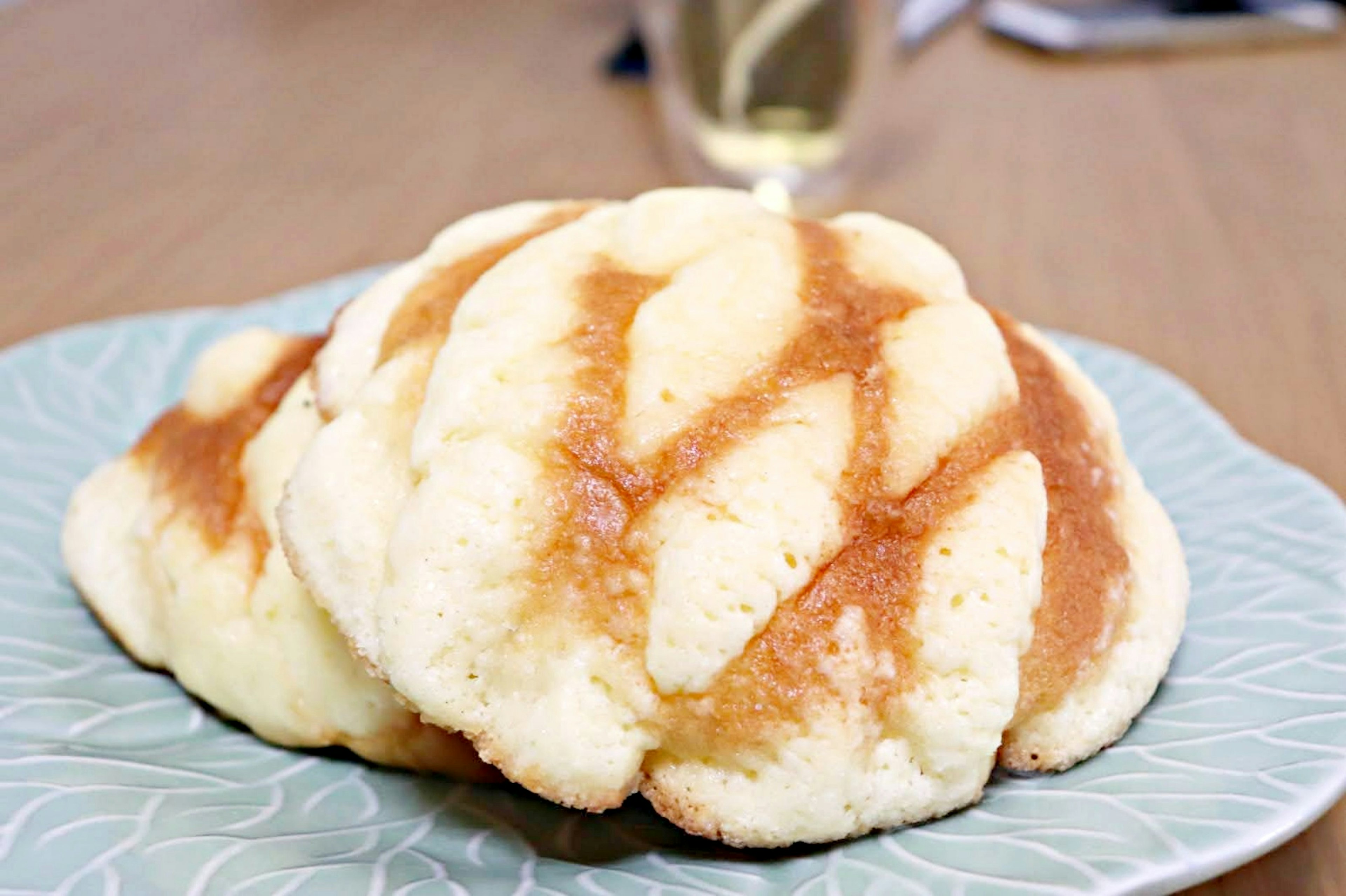 Dua roti melon di atas piring biru