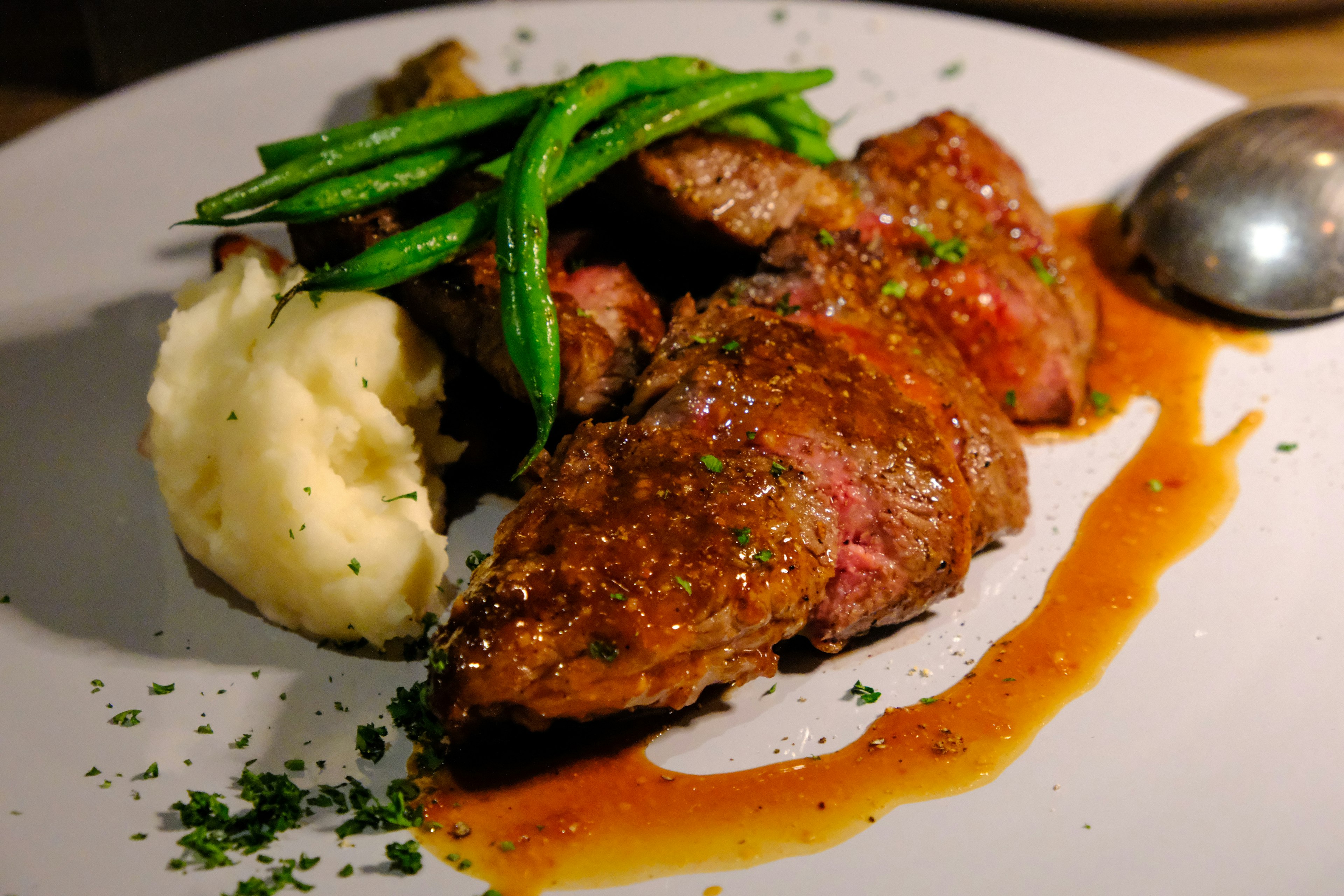 Plato de filete con judías verdes y puré de patatas