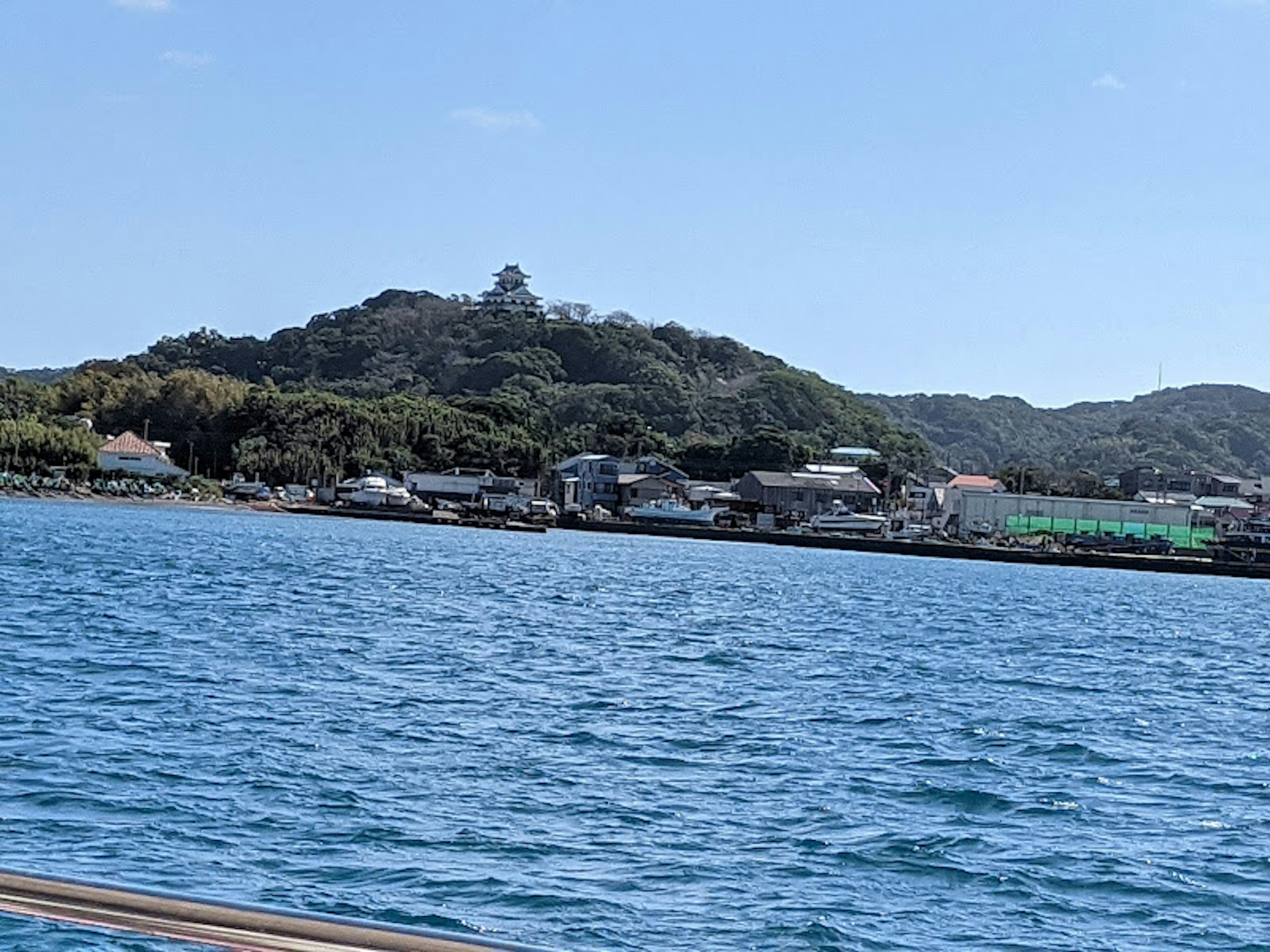 고요한 바다와 산 배경의 항구 마을 경치